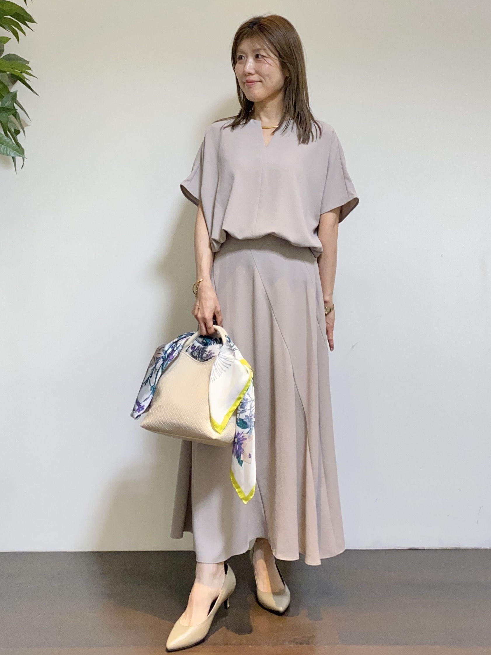 tomoさんの「UNTITLED｜【UV/接触冷感/セットアップ可】リラクシーキーVネックブラウス」を使ったコーディネート