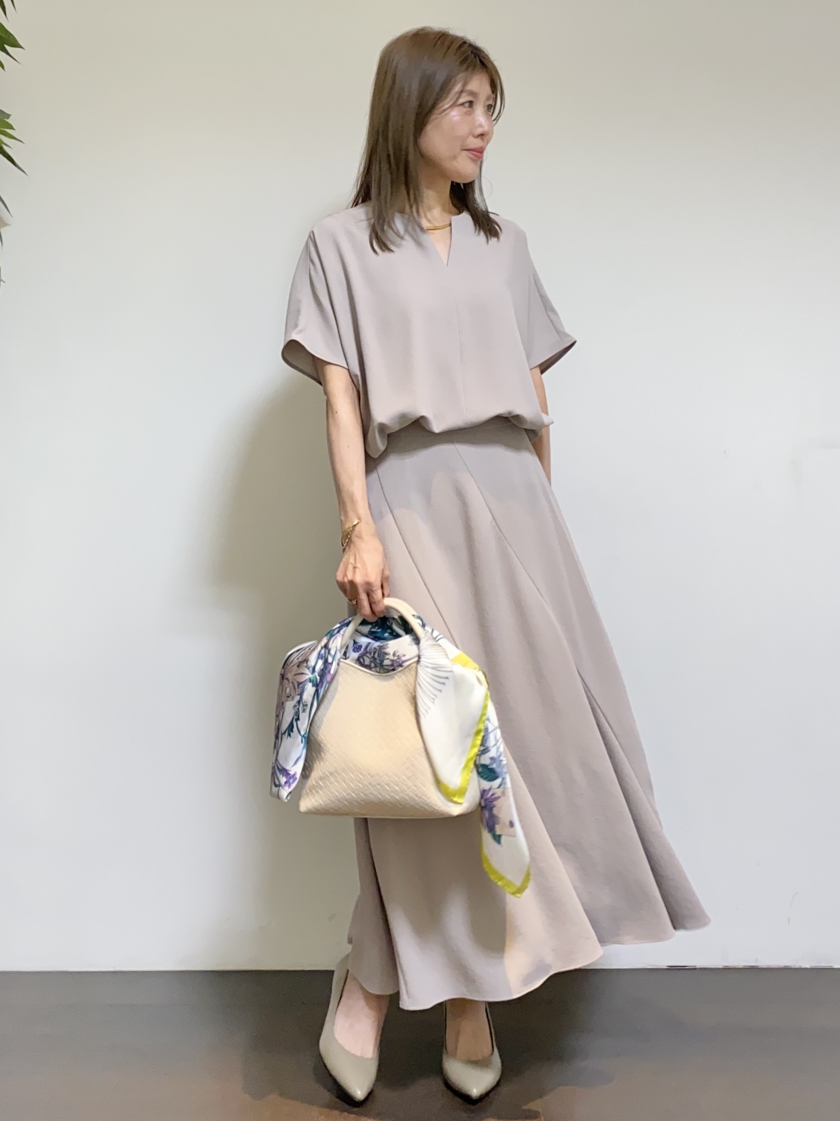 tomoさんの「UNTITLED｜【UV/接触冷感/セットアップ可】リラクシーキーVネックブラウス」を使ったコーディネート