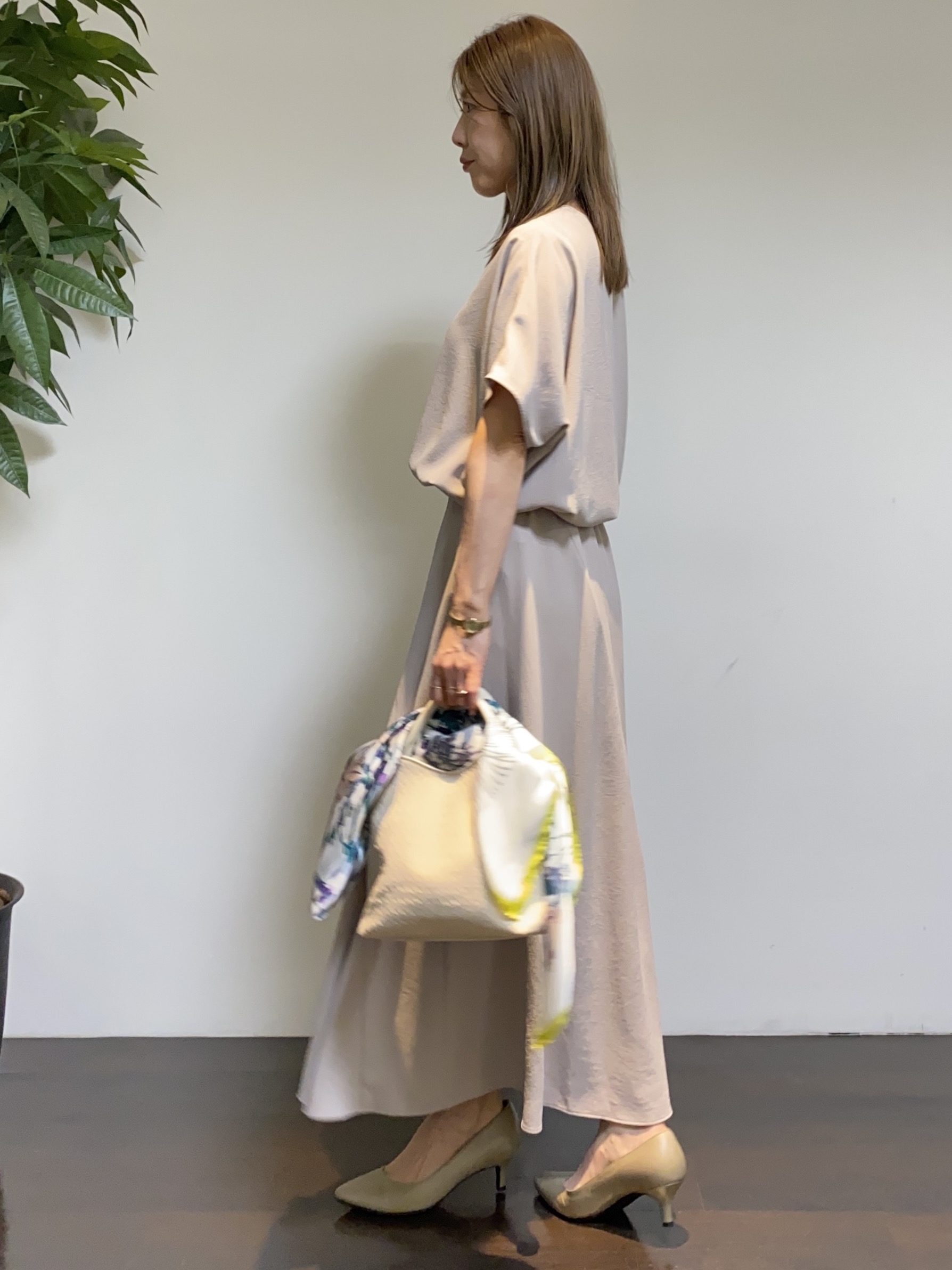 tomoさんの「UNTITLED｜【UV/接触冷感/セットアップ可】リラクシーキーVネックブラウス」を使ったコーディネート