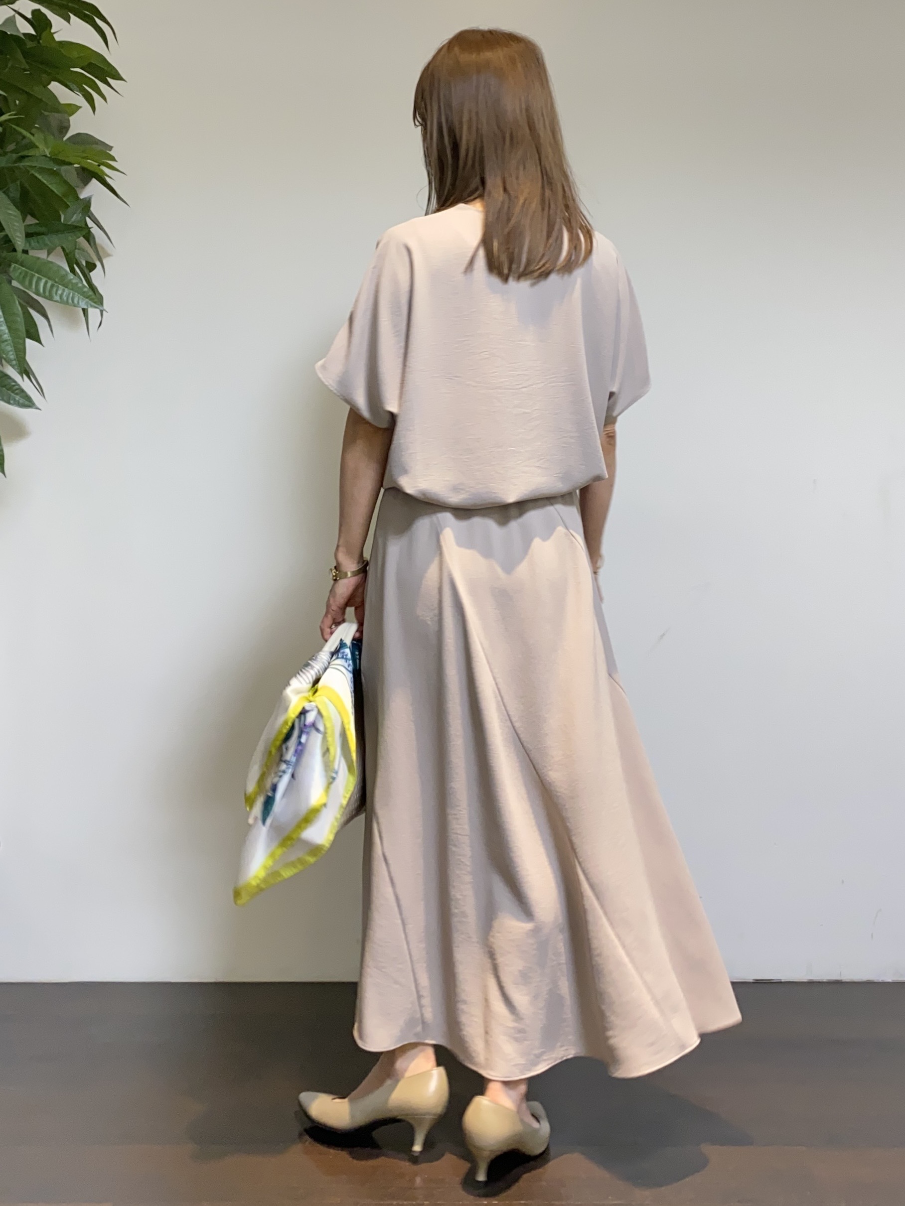 tomoさんの「UNTITLED｜【UV/接触冷感/セットアップ可】リラクシーキーVネックブラウス」を使ったコーディネート