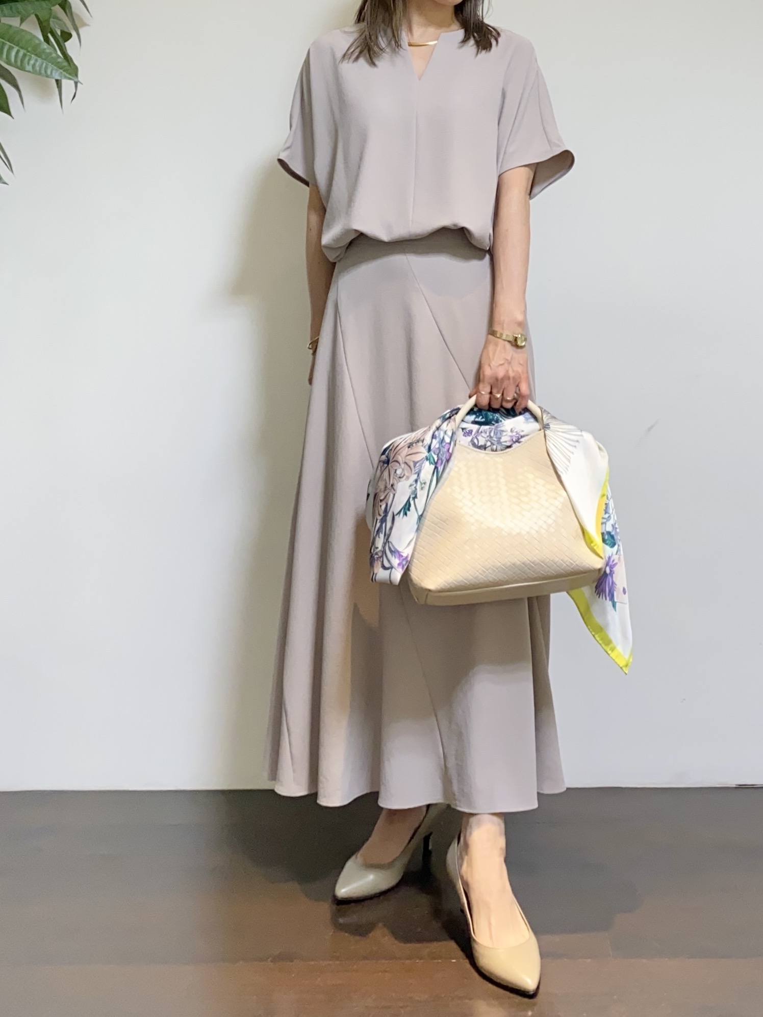 tomoさんの「UNTITLED｜【UV/接触冷感/セットアップ可】リラクシーキーVネックブラウス」を使ったコーディネート
