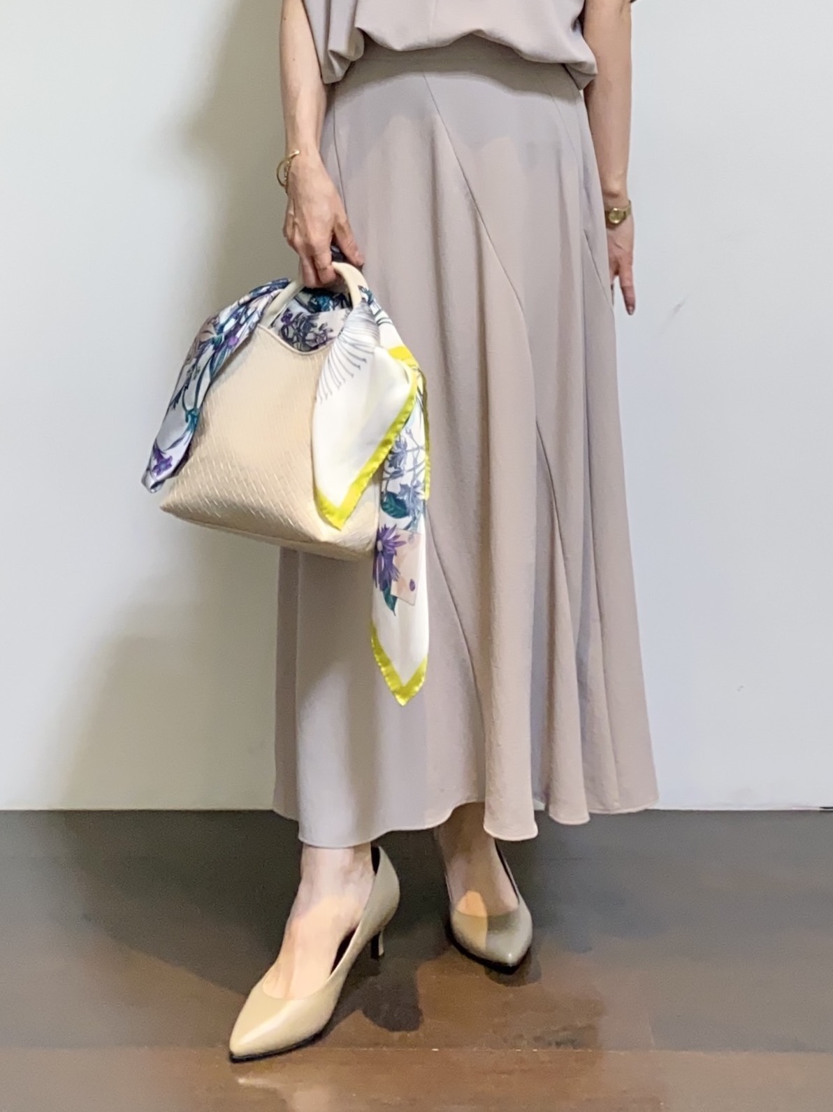 tomoさんの「UNTITLED｜【UV/接触冷感/セットアップ可】リラクシーキーVネックブラウス」を使ったコーディネート