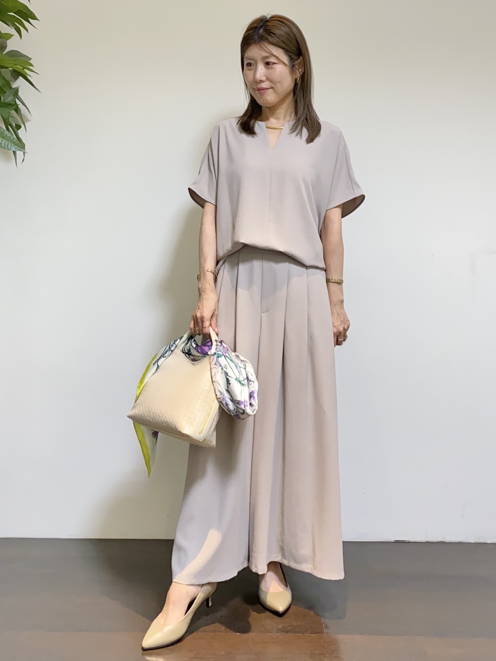 tomoさんの「UNTITLED｜【UV/接触冷感/セットアップ可】リラクシーキーVネックブラウス」を使ったコーディネート