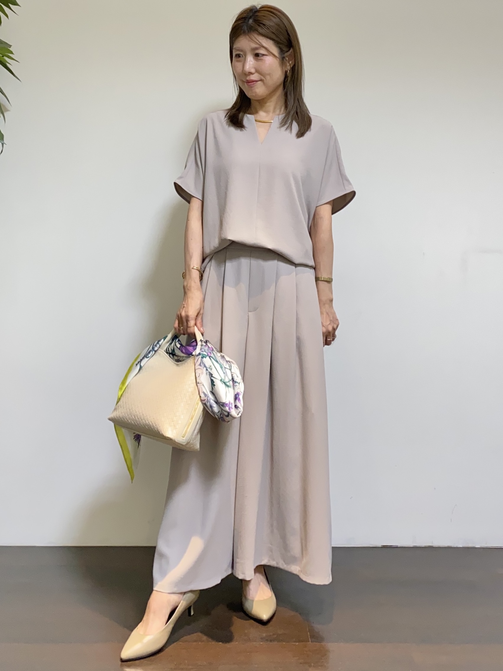 tomoさんの「UNTITLED｜【UV/接触冷感/セットアップ可】リラクシーキーVネックブラウス」を使ったコーディネート