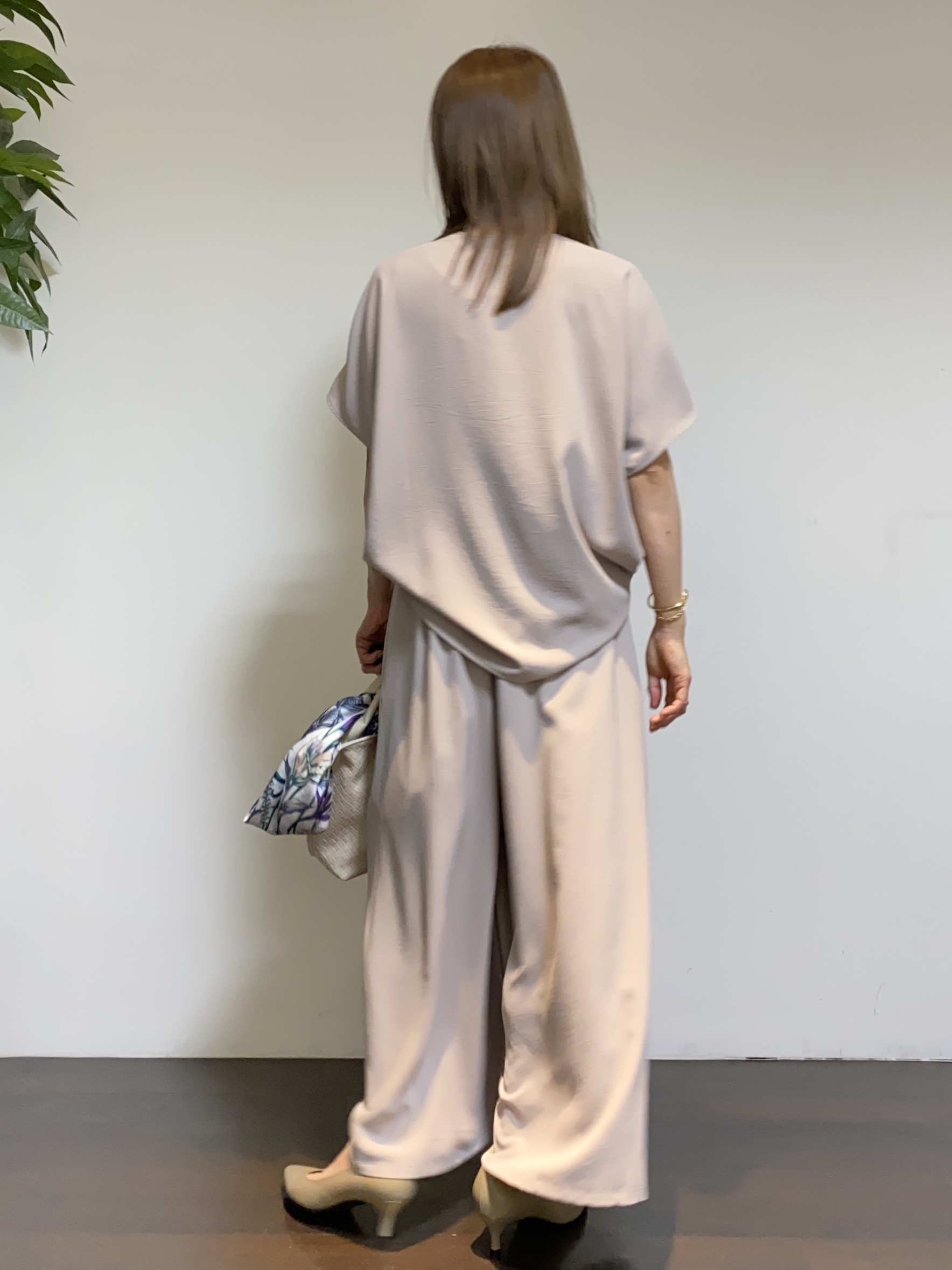 tomoさんの「UNTITLED｜【UV/接触冷感/セットアップ可】リラクシーキーVネックブラウス」を使ったコーディネート