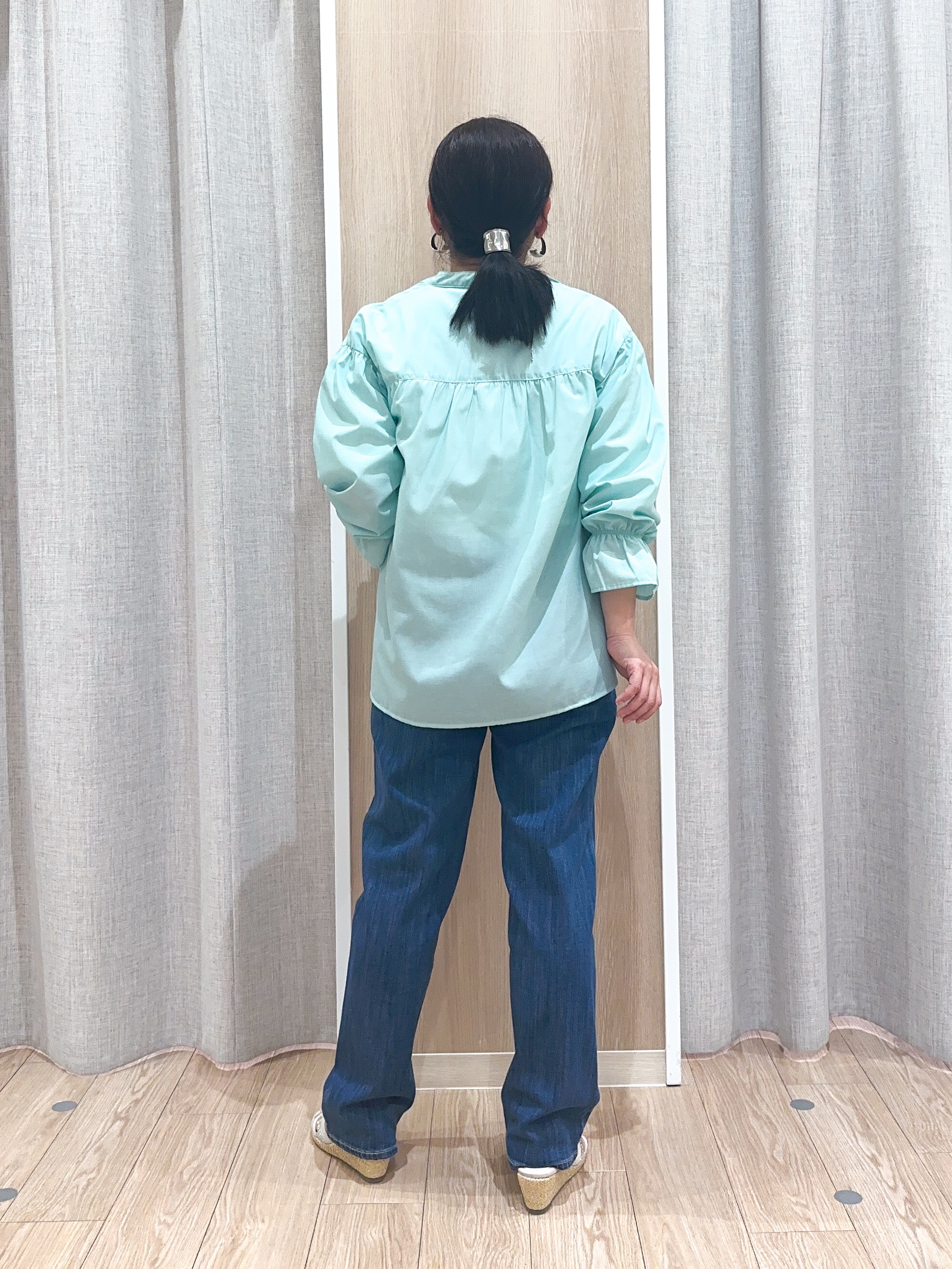 naoさんの「grove｜【貴島明日香さん着用／イージーケア／接触冷感】麻混スタンドギャザーシャツ」を使ったコーディネート