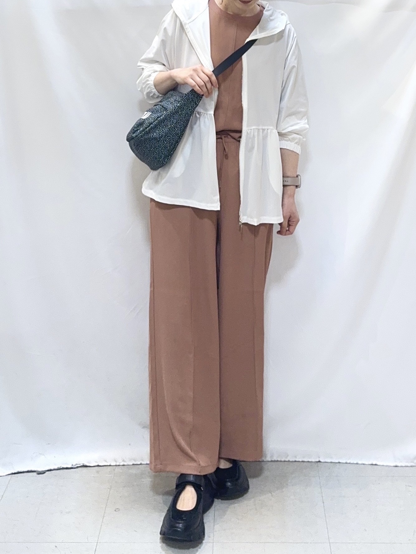 𝐇𝐢𝐫𝐨𝐦𝐢さんの「SHOO･LA･RUE｜【ひんやり/S-LL/体型カバー】ペプラムフリルとゴールドパーツが女性らしい UVパーカ」を使ったコーディネート