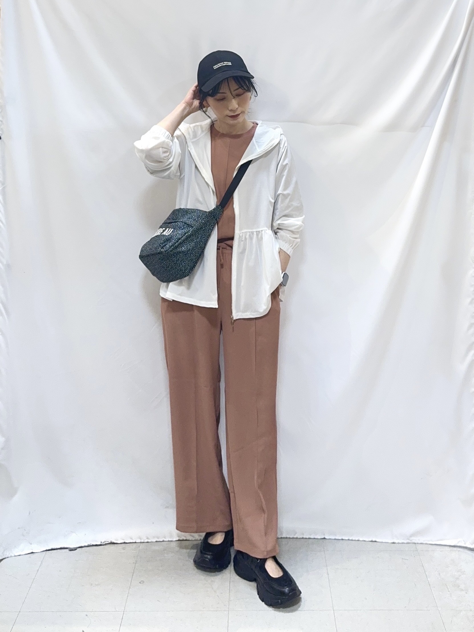 𝐇𝐢𝐫𝐨𝐦𝐢さんの「SHOO･LA･RUE｜【ひんやり/S-LL/体型カバー】ペプラムフリルとゴールドパーツが女性らしい UVパーカ」を使ったコーディネート