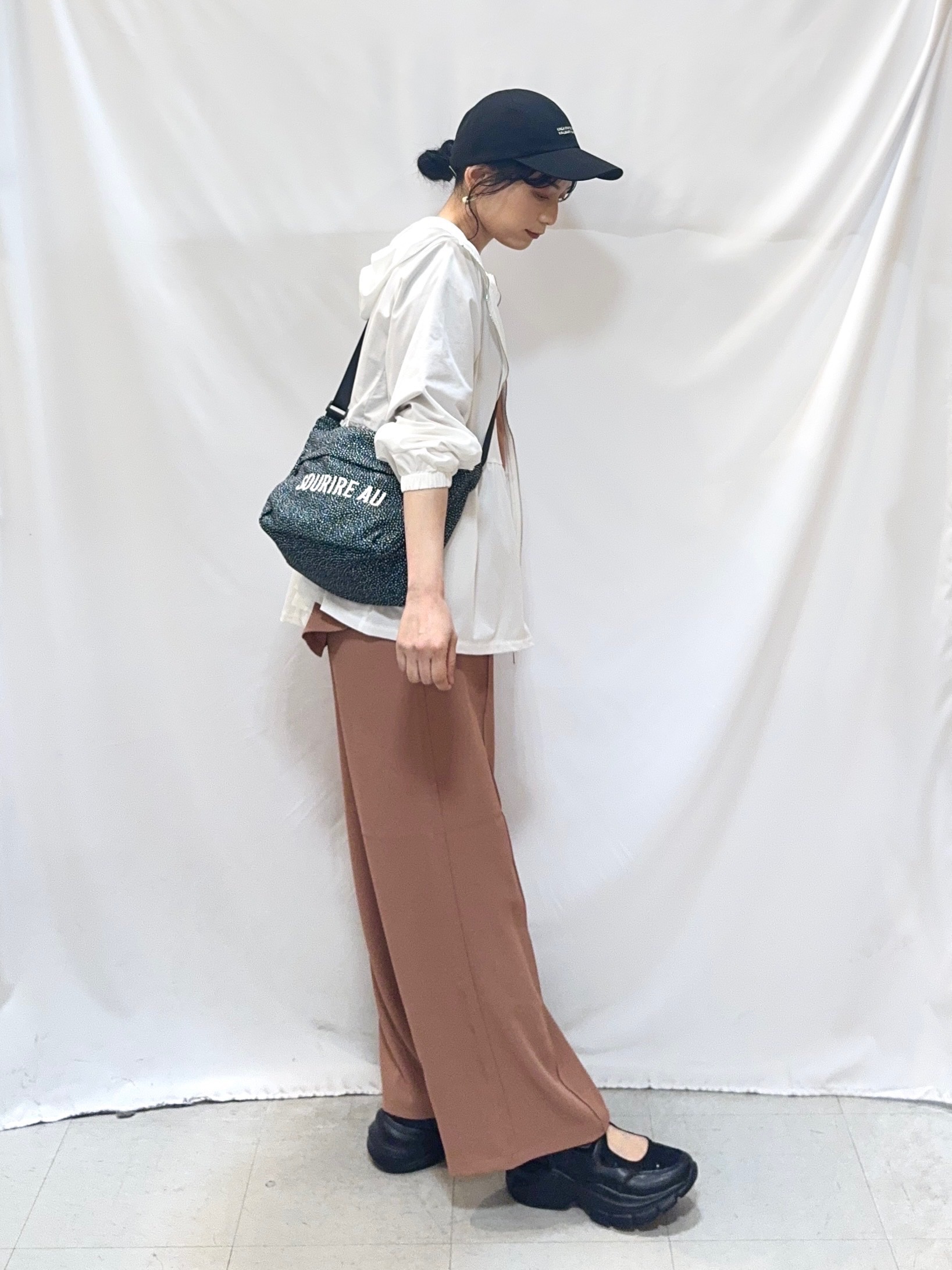 𝐇𝐢𝐫𝐨𝐦𝐢さんの「SHOO･LA･RUE｜【ひんやり/S-LL/体型カバー】ペプラムフリルとゴールドパーツが女性らしい UVパーカ」を使ったコーディネート