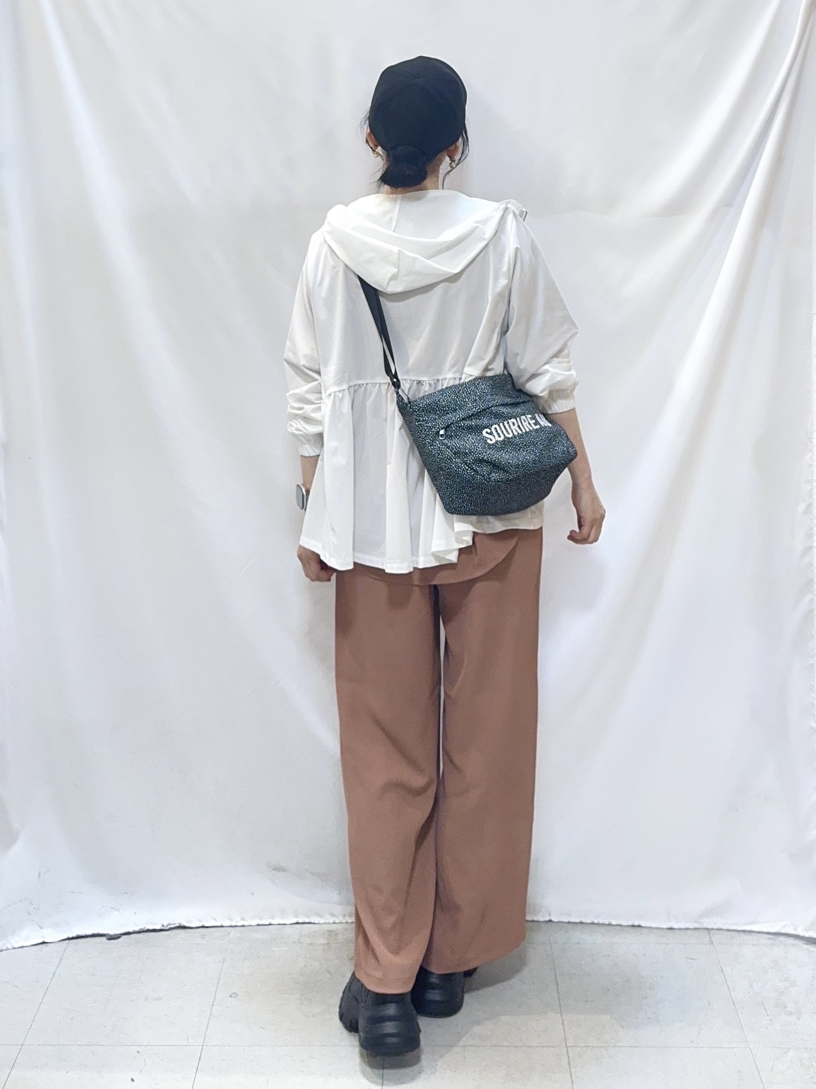 𝐇𝐢𝐫𝐨𝐦𝐢さんの「SHOO･LA･RUE｜【ひんやり/S-LL/体型カバー】ペプラムフリルとゴールドパーツが女性らしい UVパーカ」を使ったコーディネート