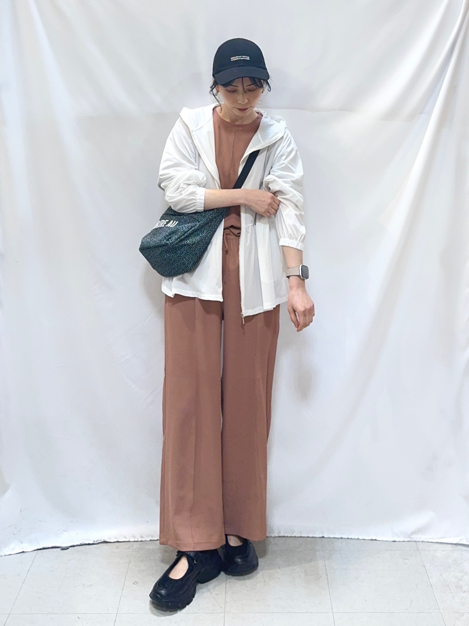 𝐇𝐢𝐫𝐨𝐦𝐢さんの「SHOO･LA･RUE｜【ひんやり/S-LL/体型カバー】ペプラムフリルとゴールドパーツが女性らしい UVパーカ」を使ったコーディネート