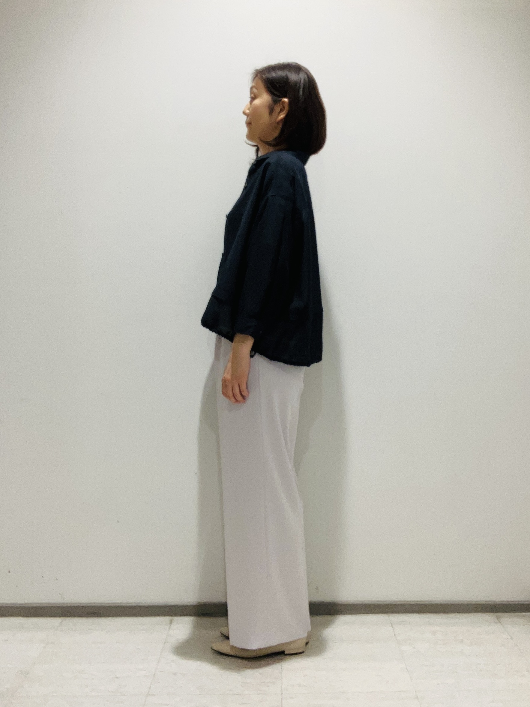 fujiさんの「INDIVI｜【接触冷感／洗える／2WAY】ドロスト付 シアーシャンブレーシャツ」を使ったコーディネート