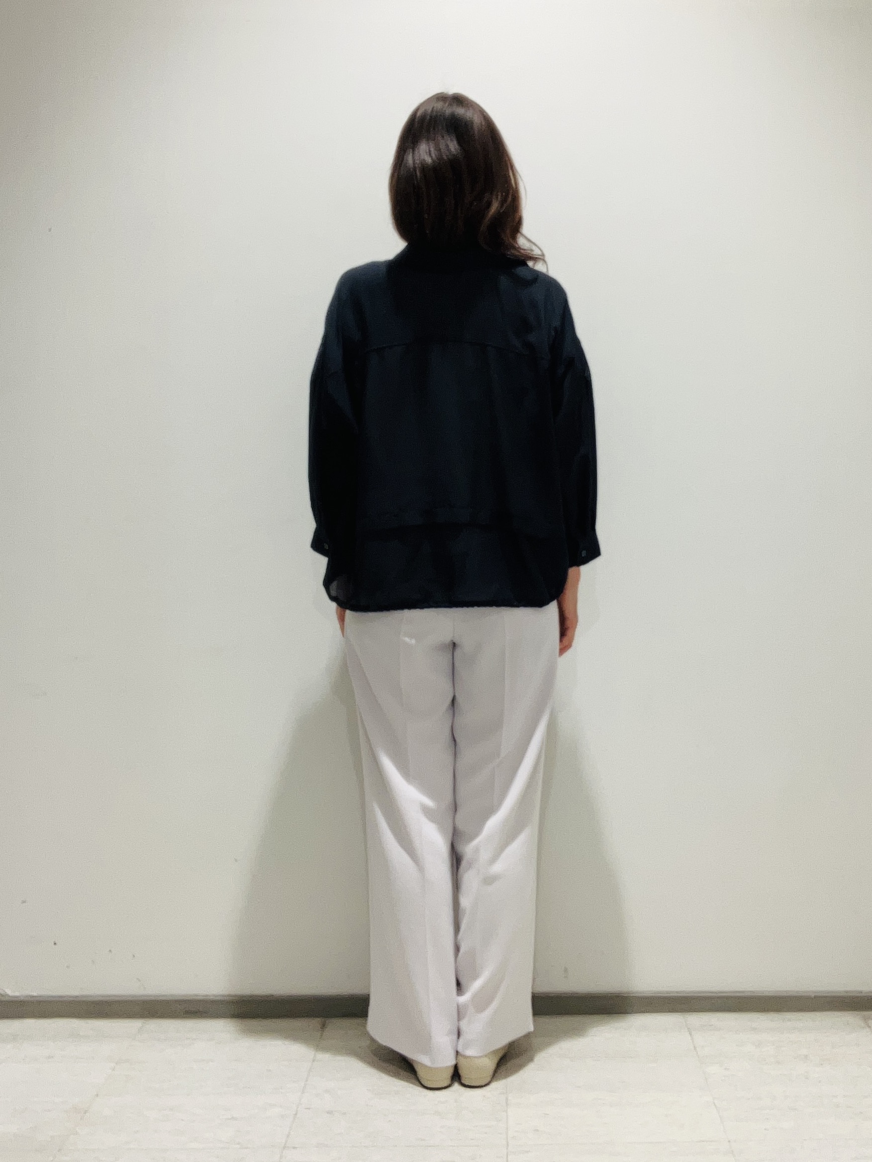 fujiさんの「INDIVI｜【接触冷感／洗える／2WAY】ドロスト付 シアーシャンブレーシャツ」を使ったコーディネート