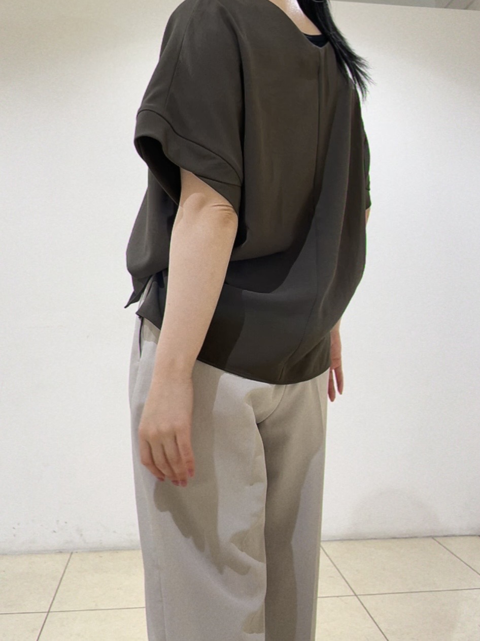 watanabeさんの「UNTITLED｜【前後2WAY/はっ水/セットアップ可】リラクシーフレンチスリーブブラウス」を使ったコーディネート
