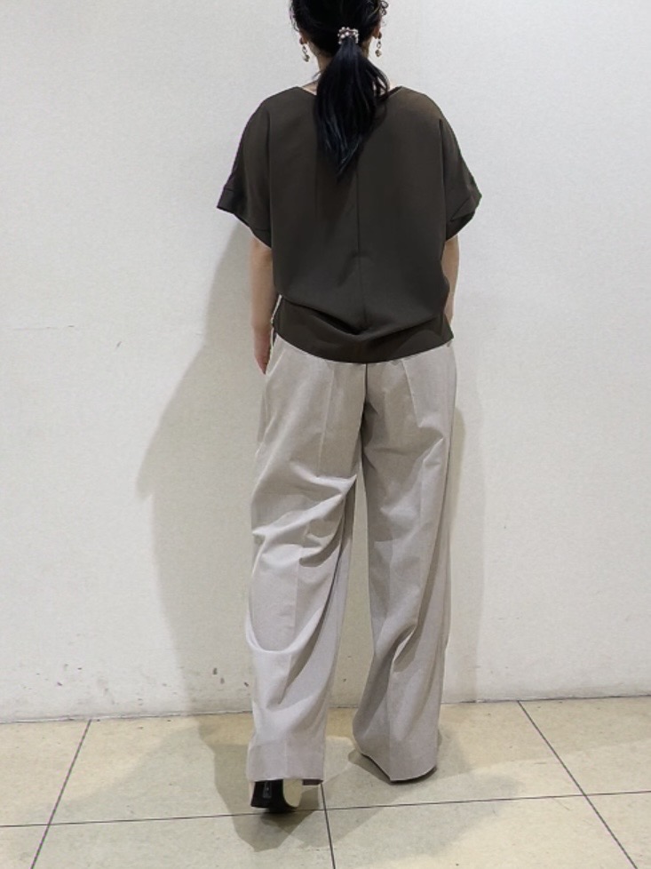 watanabeさんの「UNTITLED｜【前後2WAY/はっ水/セットアップ可】リラクシーフレンチスリーブブラウス」を使ったコーディネート