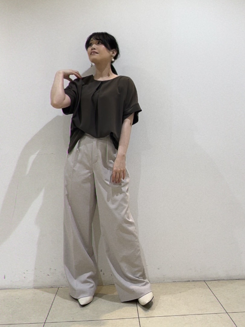 watanabeさんの「UNTITLED｜【前後2WAY/はっ水/セットアップ可】リラクシーフレンチスリーブブラウス」を使ったコーディネート