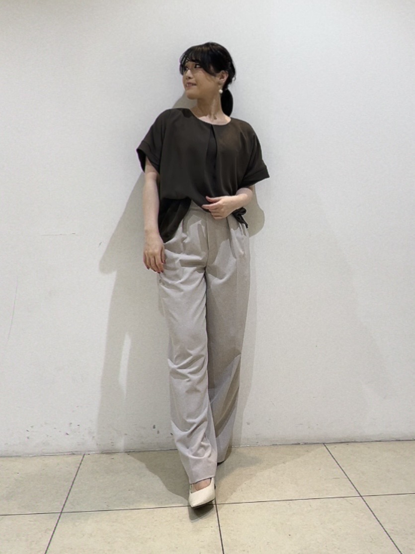 watanabeさんの「UNTITLED｜【前後2WAY/はっ水/セットアップ可】リラクシーフレンチスリーブブラウス」を使ったコーディネート