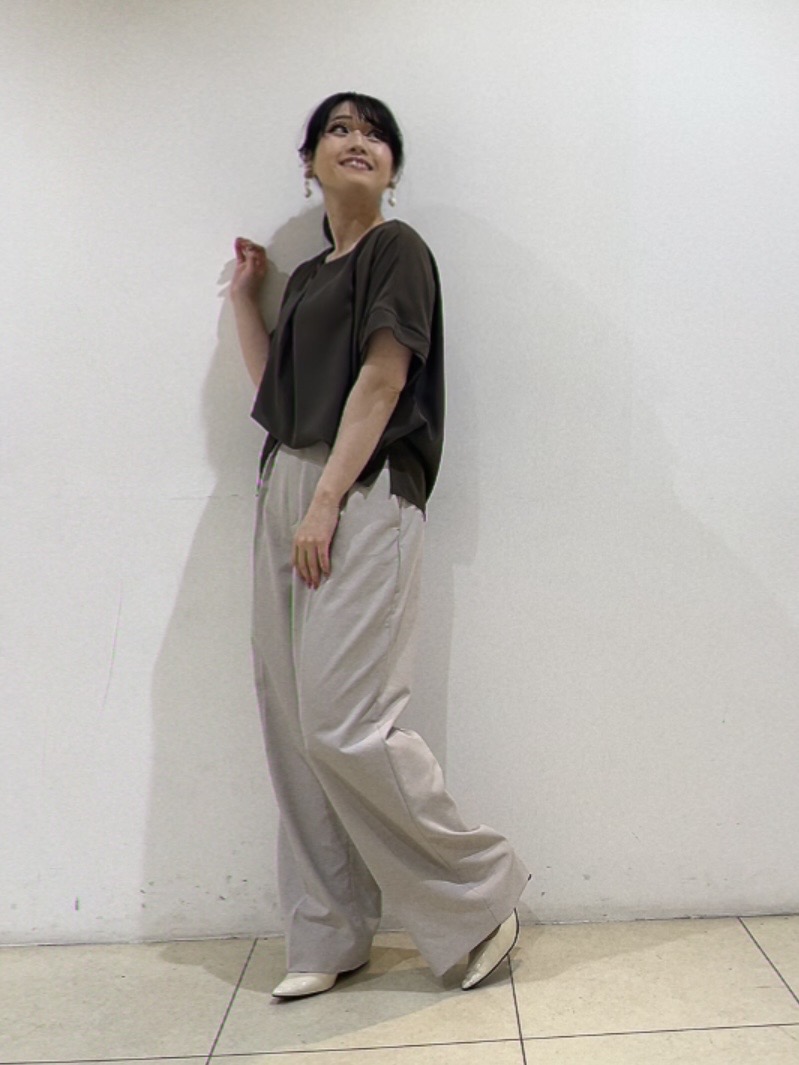 watanabeさんの「UNTITLED｜【前後2WAY/はっ水/セットアップ可】リラクシーフレンチスリーブブラウス」を使ったコーディネート