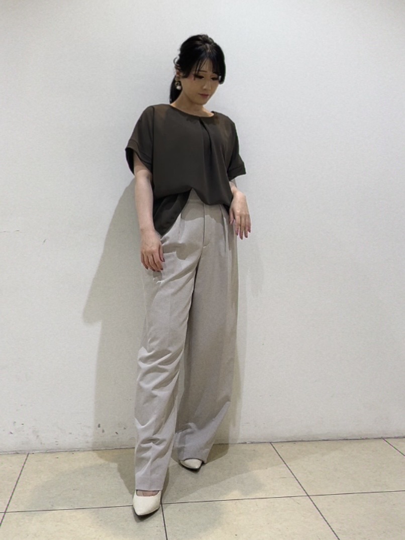 watanabeさんの「UNTITLED｜【前後2WAY/はっ水/セットアップ可】リラクシーフレンチスリーブブラウス」を使ったコーディネート