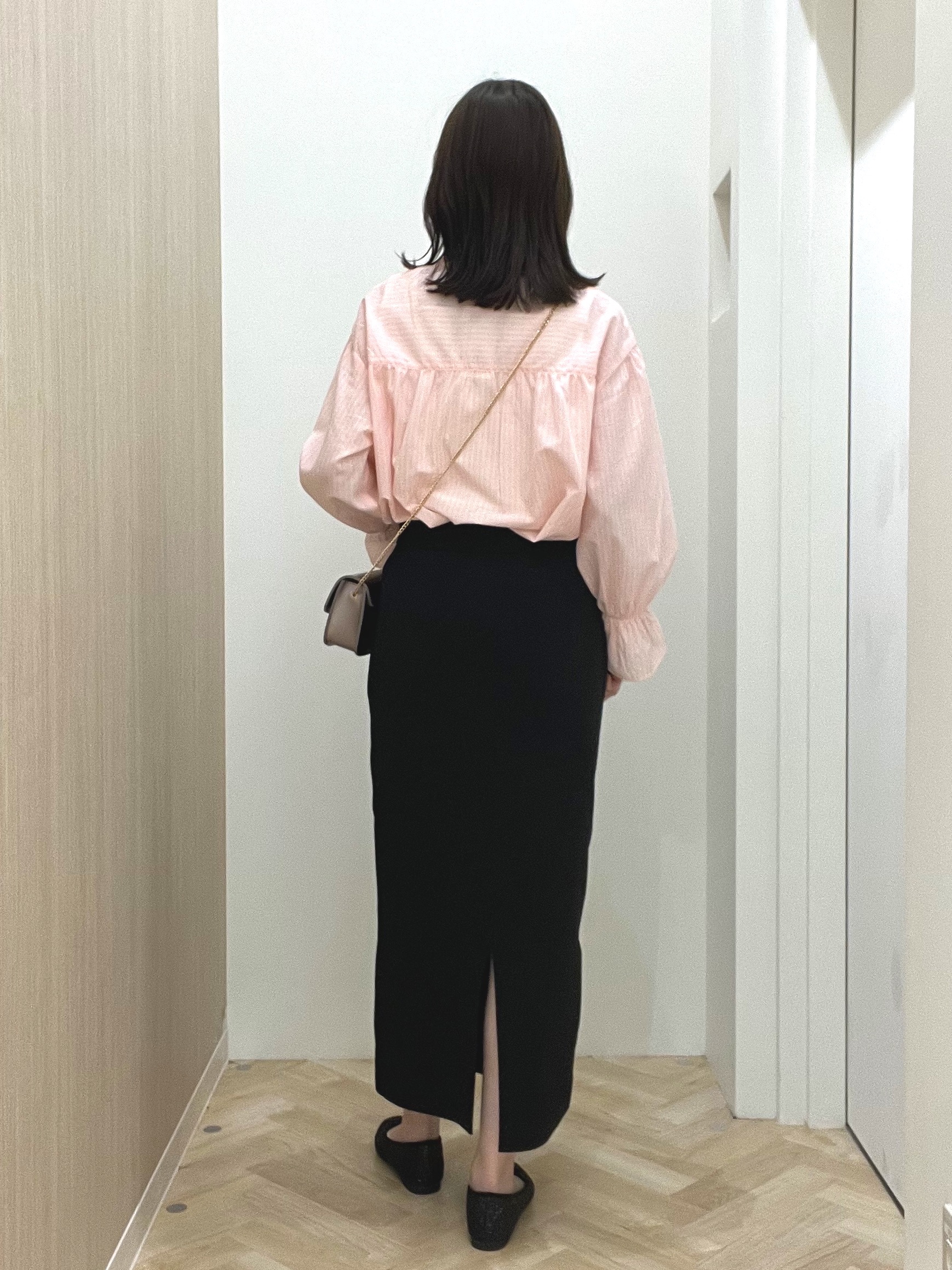  おまつさんの「grove｜【貴島明日香さん着用／イージーケア／接触冷感】麻混スタンドギャザーシャツ」を使ったコーディネート