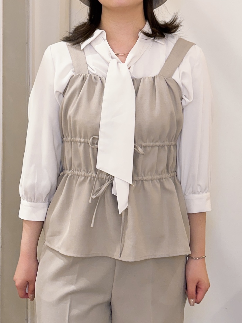 みーさんの「grove｜高評価！【貴島明日香さん着用・洗える】チャーム付きマルチWAYボウタイブラウス」を使ったコーディネート