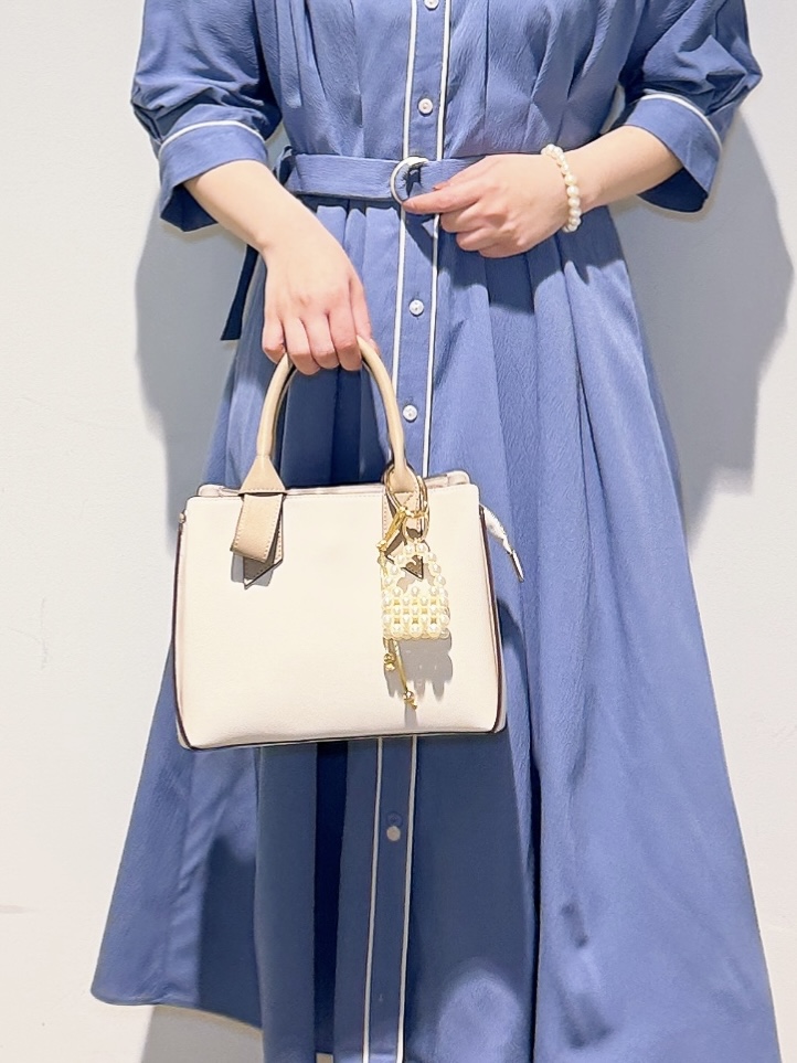 みーさんの「grove｜【貴島明日香さん着用・美シルエット】ウエストタック配色ワンピース」を使ったコーディネート