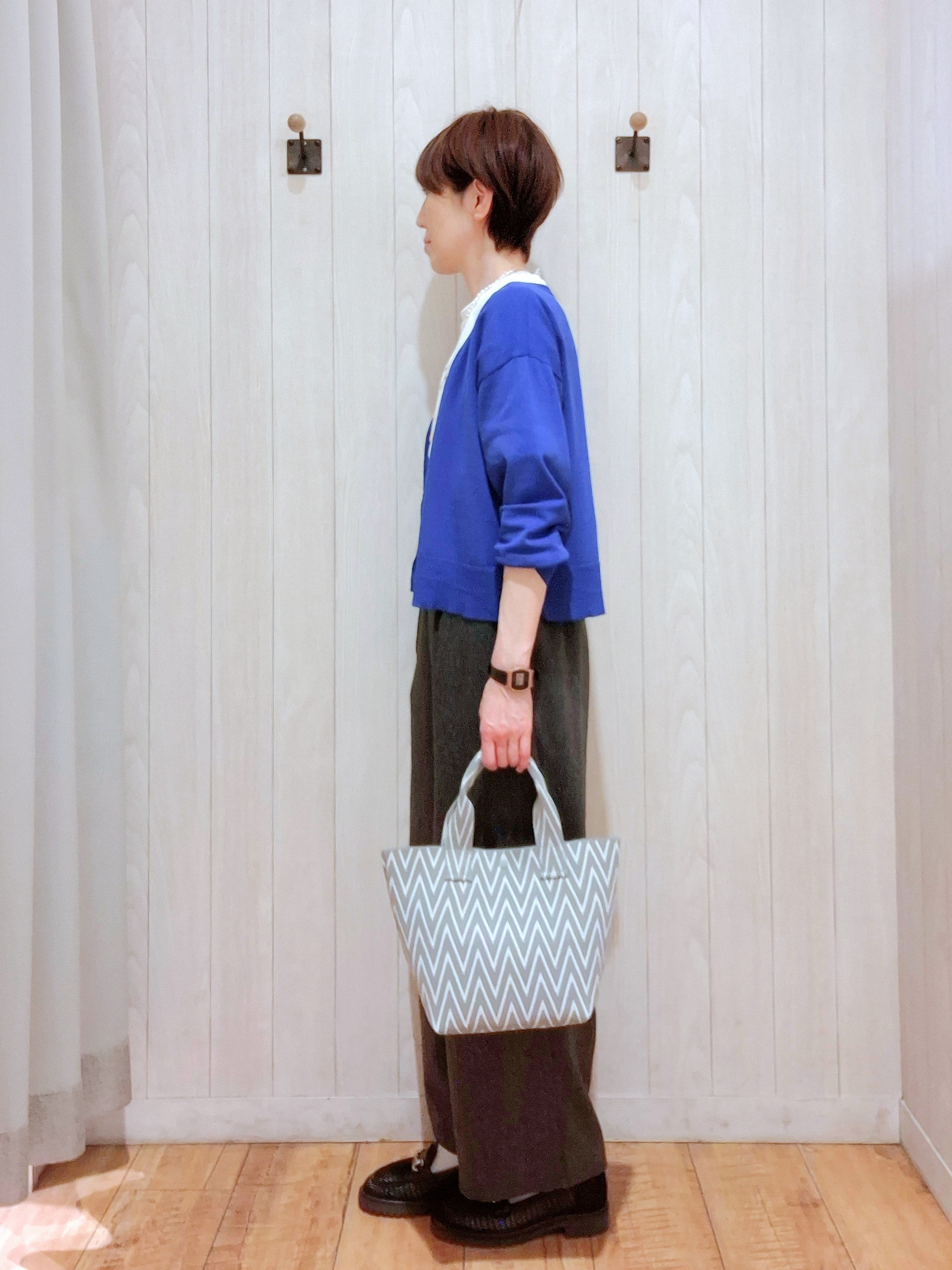 Ribさんの「SHOO･LA･RUE｜【洗濯機可/ひんやり/UV】さらっとしたタッチが心地よい ショート丈 Vネックカーディガン」を使ったコーディネート