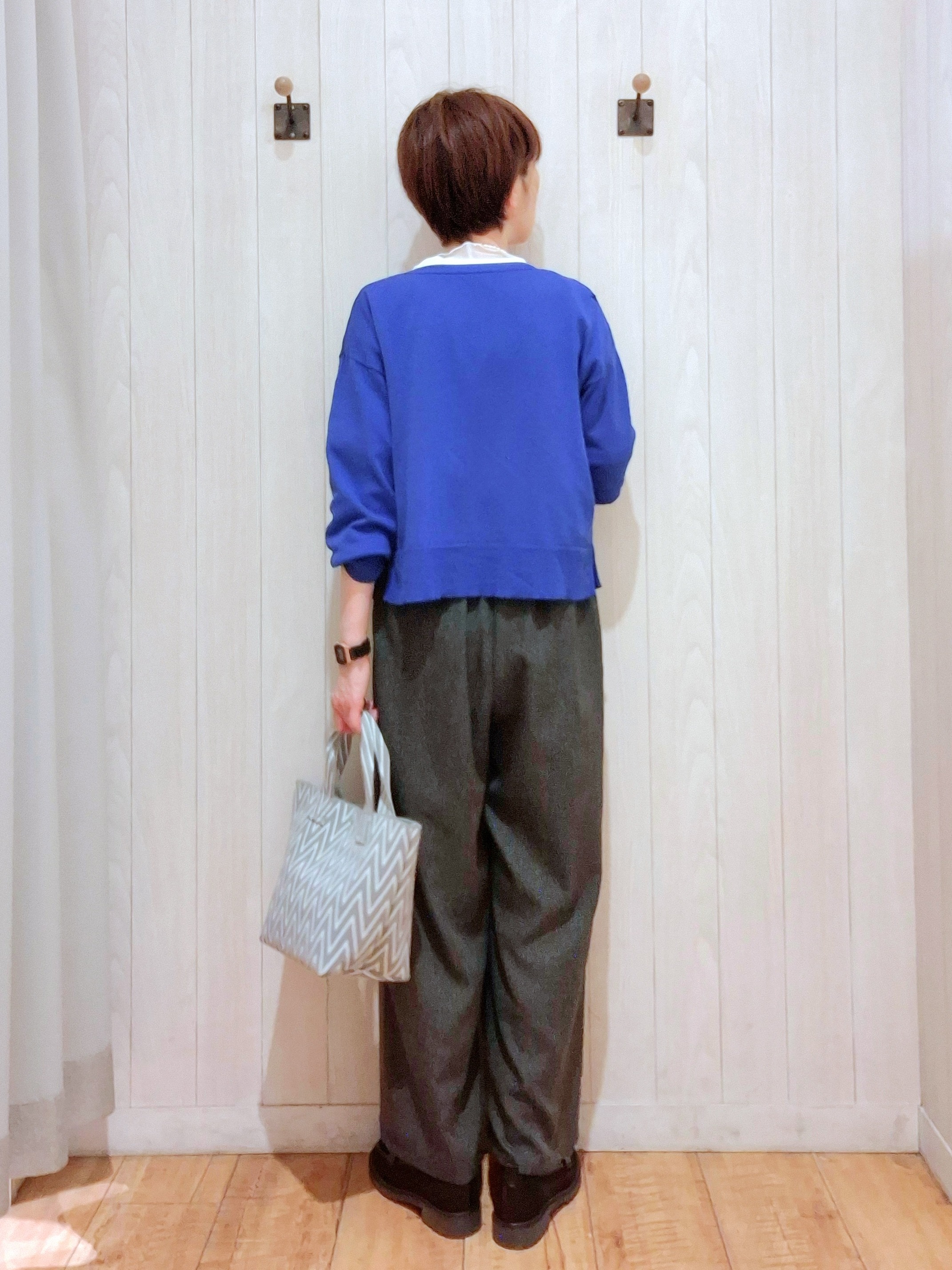 Ribさんの「SHOO･LA･RUE｜【洗濯機可/ひんやり/UV】さらっとしたタッチが心地よい ショート丈 Vネックカーディガン」を使ったコーディネート