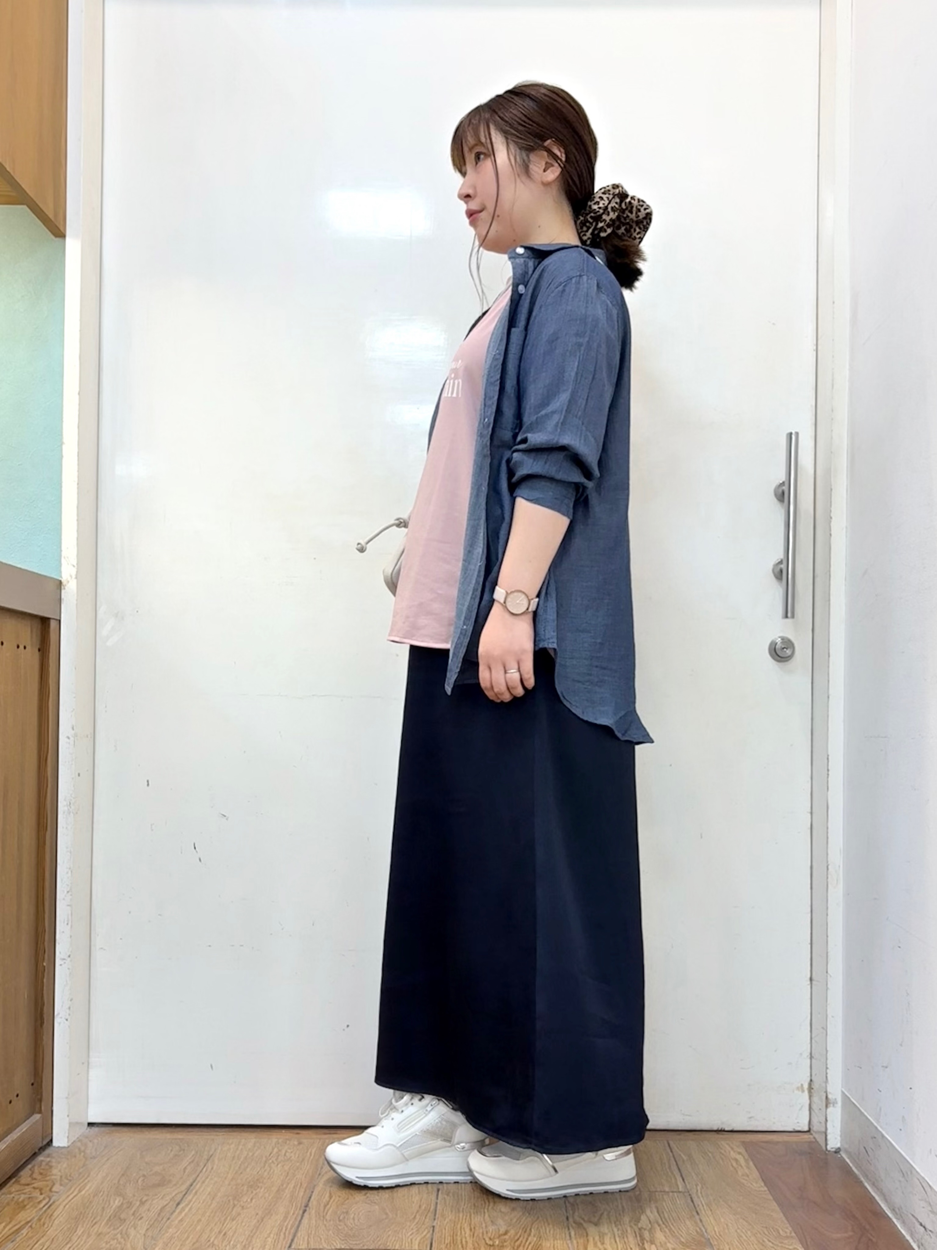 だいわさんの「SHOO･LA･RUE｜【綿100%/UV/S-LL/体型カバー】優しく透ける 柔らかシアーデニムシャツ」を使ったコーディネート