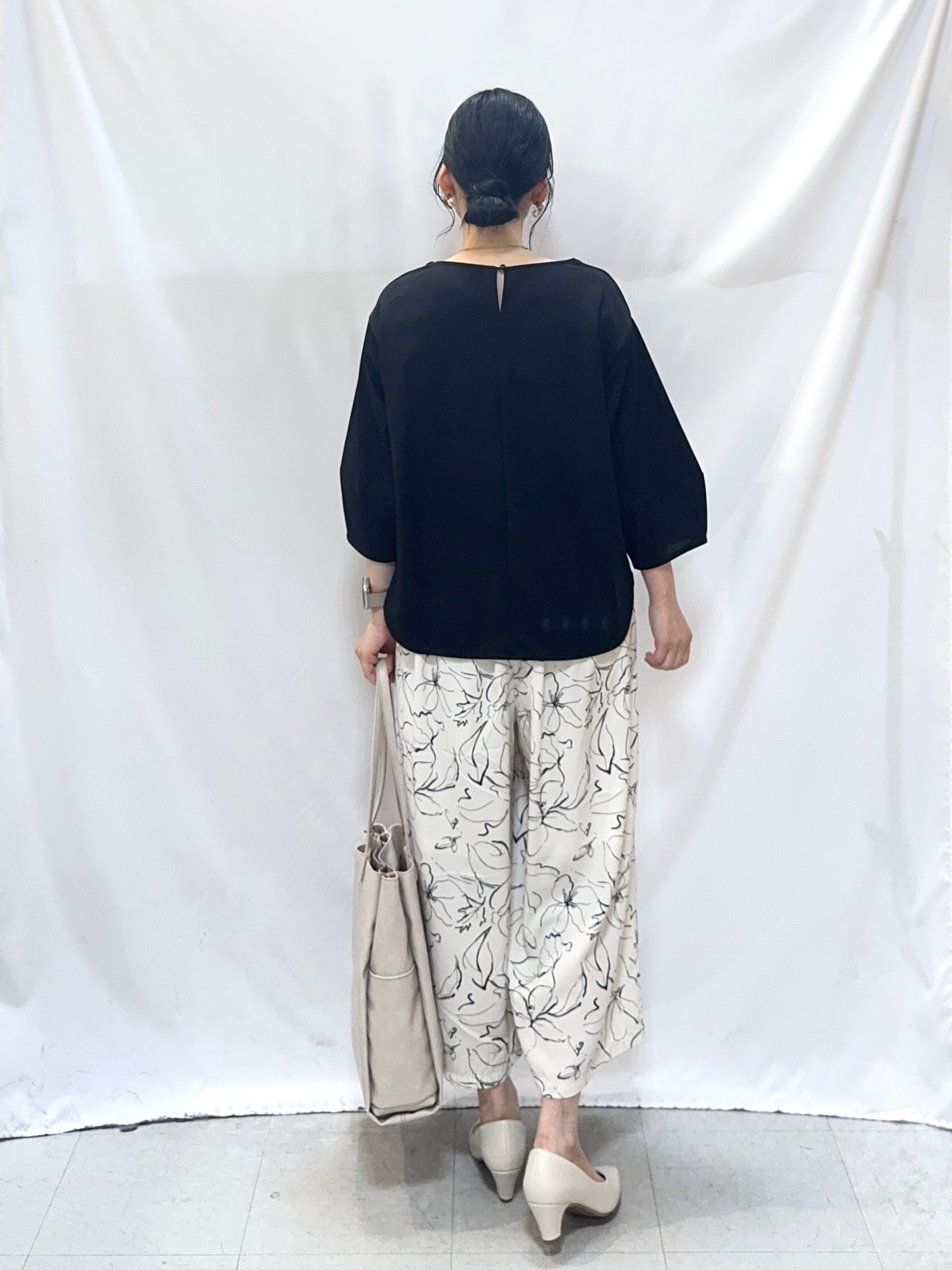 𝐇𝐢𝐫𝐨𝐦𝐢さんの「SHOO･LA･RUE｜【2点セット/7分袖】ランタンスリーブで女性らしい インせず着られる ネックレス付きブラウス」を使ったコーディネート