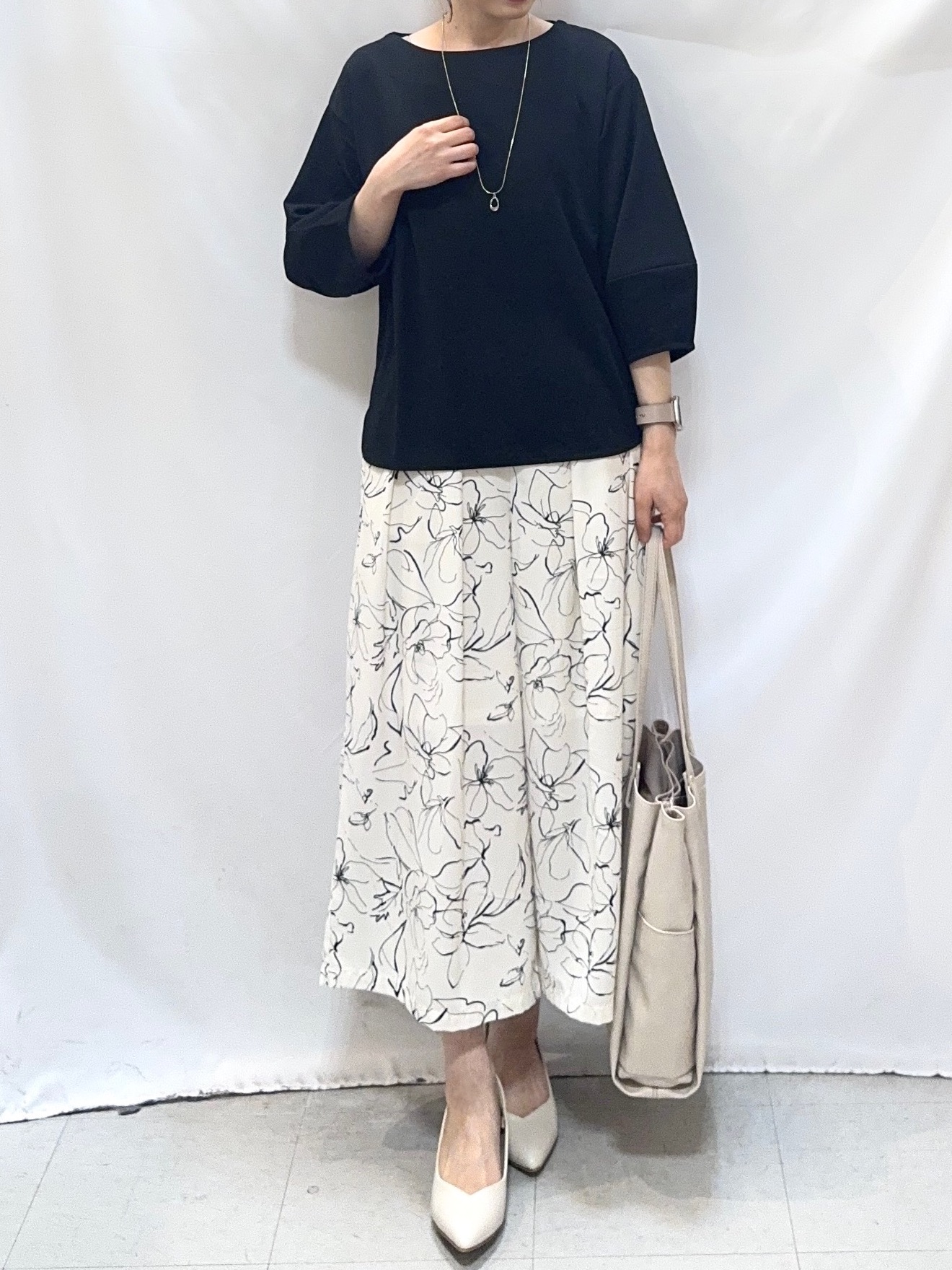 𝐇𝐢𝐫𝐨𝐦𝐢さんの「SHOO･LA･RUE｜【2点セット/7分袖】ランタンスリーブで女性らしい インせず着られる ネックレス付きブラウス」を使ったコーディネート