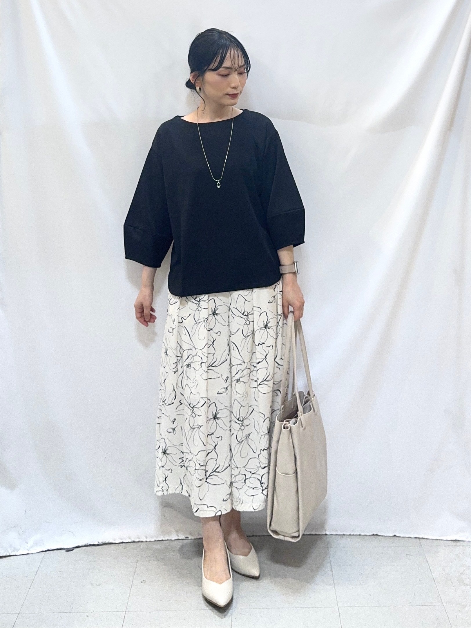 𝐇𝐢𝐫𝐨𝐦𝐢さんの「SHOO･LA･RUE｜【2点セット/7分袖】ランタンスリーブで女性らしい インせず着られる ネックレス付きブラウス」を使ったコーディネート