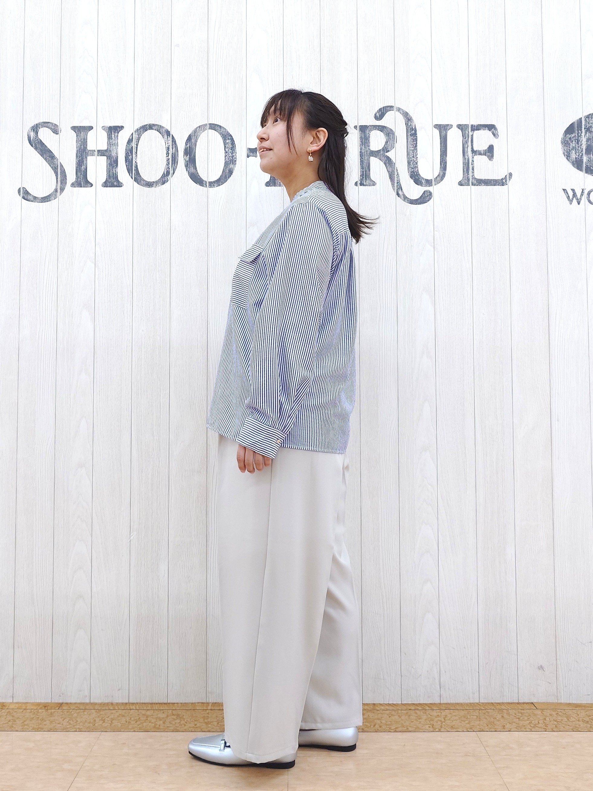 とろろさんの「SHOO･LA･RUE｜【洗濯後しわになりにくい/S-LL/UV】きれいめにもラフにも　フラップポケットがポイントのバンドカ」を使ったコーディネート