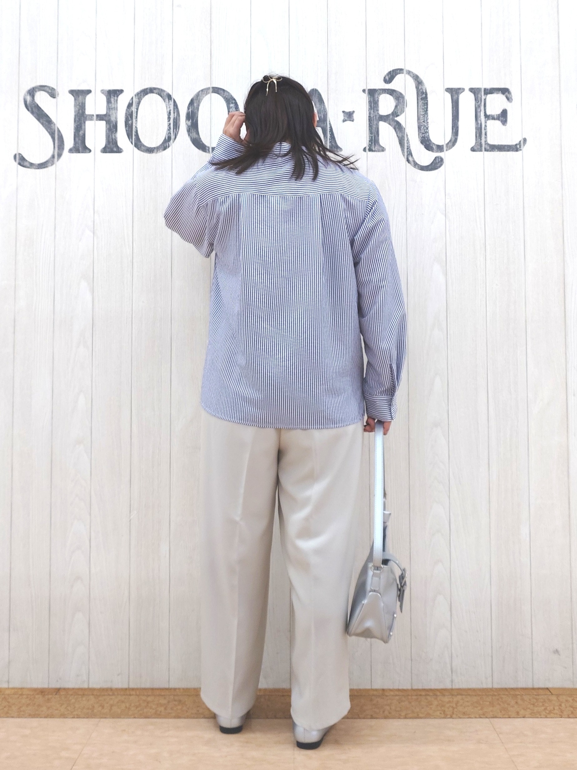 とろろさんの「SHOO･LA･RUE｜【洗濯後しわになりにくい/S-LL/UV】きれいめにもラフにも　フラップポケットがポイントのバンドカ」を使ったコーディネート