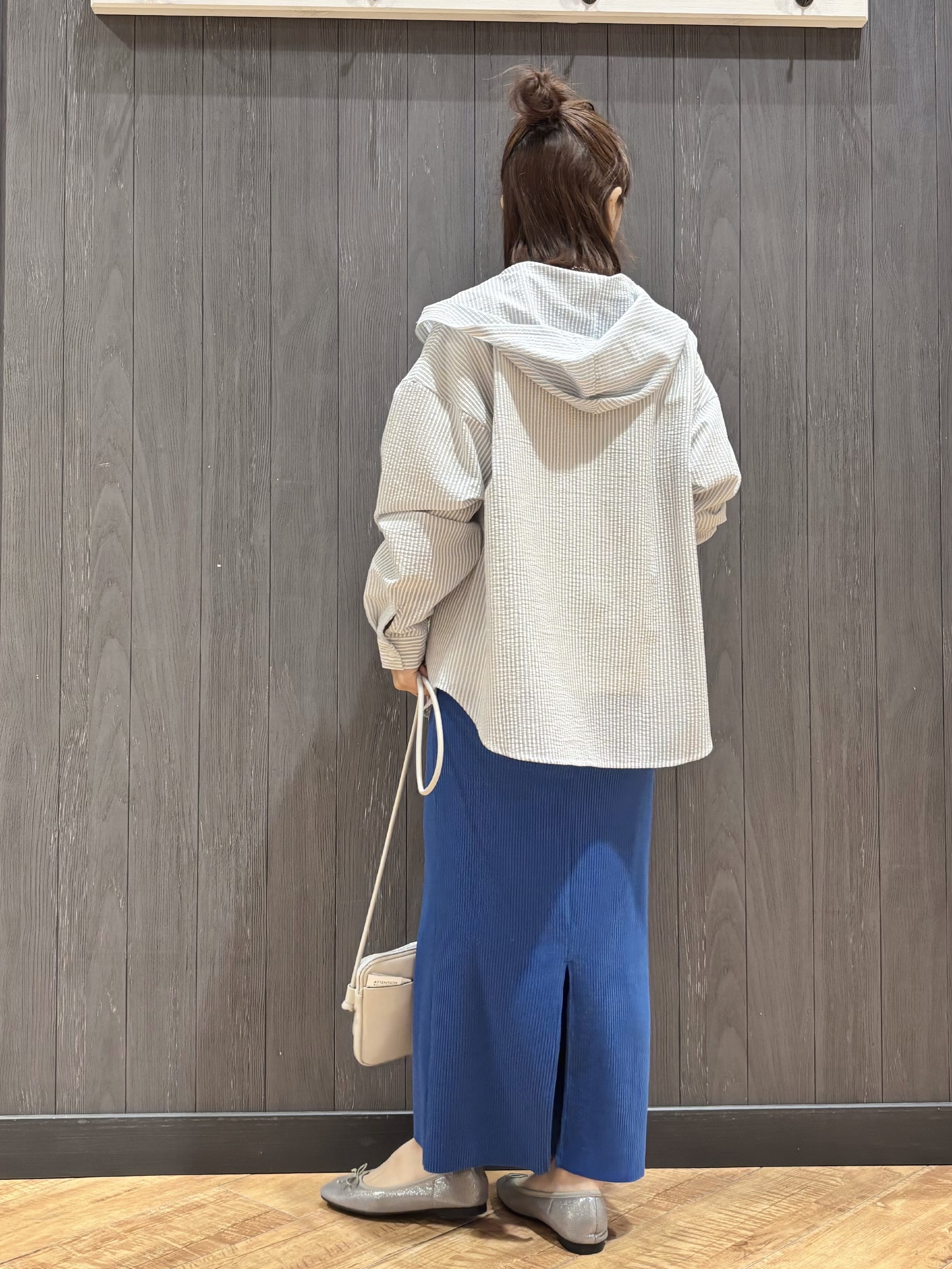 meiさんの「SHOO･LA･RUE｜【洗濯機可/S-LL/体型カバー】大人カジュアルスタイルに フード付きストライプシャツ」を使ったコーディネート
