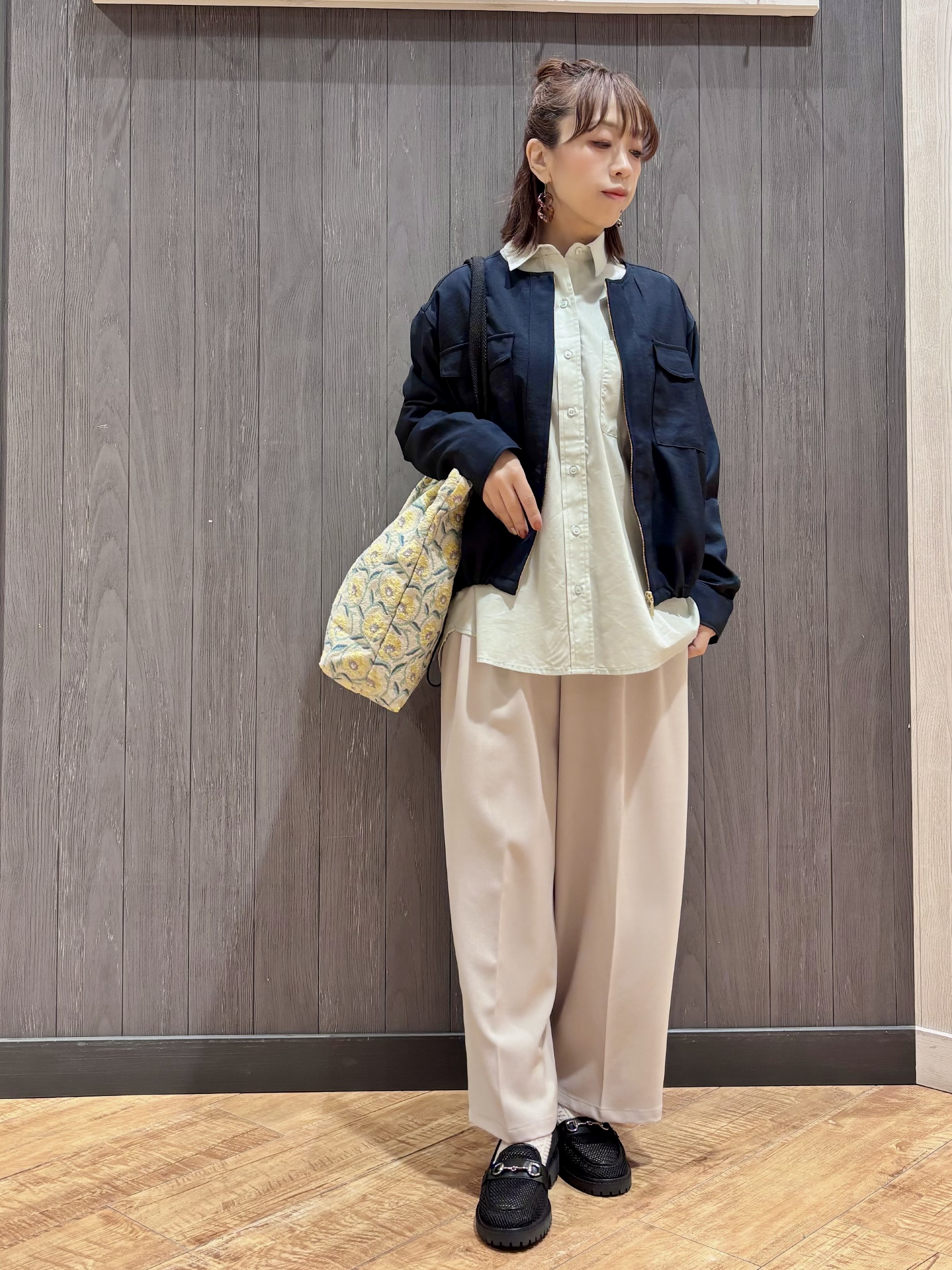 meiさんの「SHOO･LA･RUE｜【S-LL】サッと羽織れてきれい見え　フラップポケット ノーカラーブルゾン」を使ったコーディネート