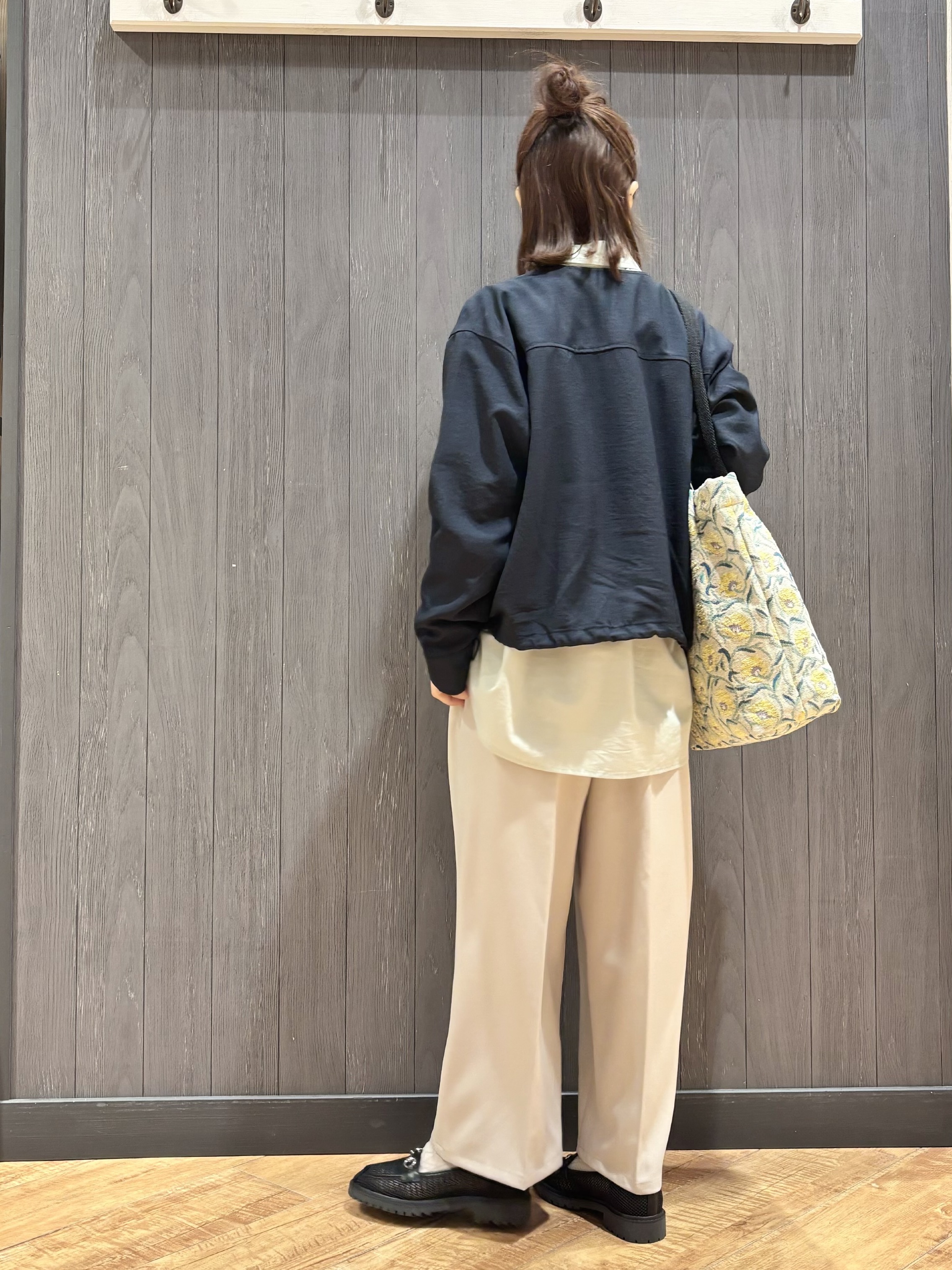 meiさんの「SHOO･LA･RUE｜【S-LL】サッと羽織れてきれい見え　フラップポケット ノーカラーブルゾン」を使ったコーディネート