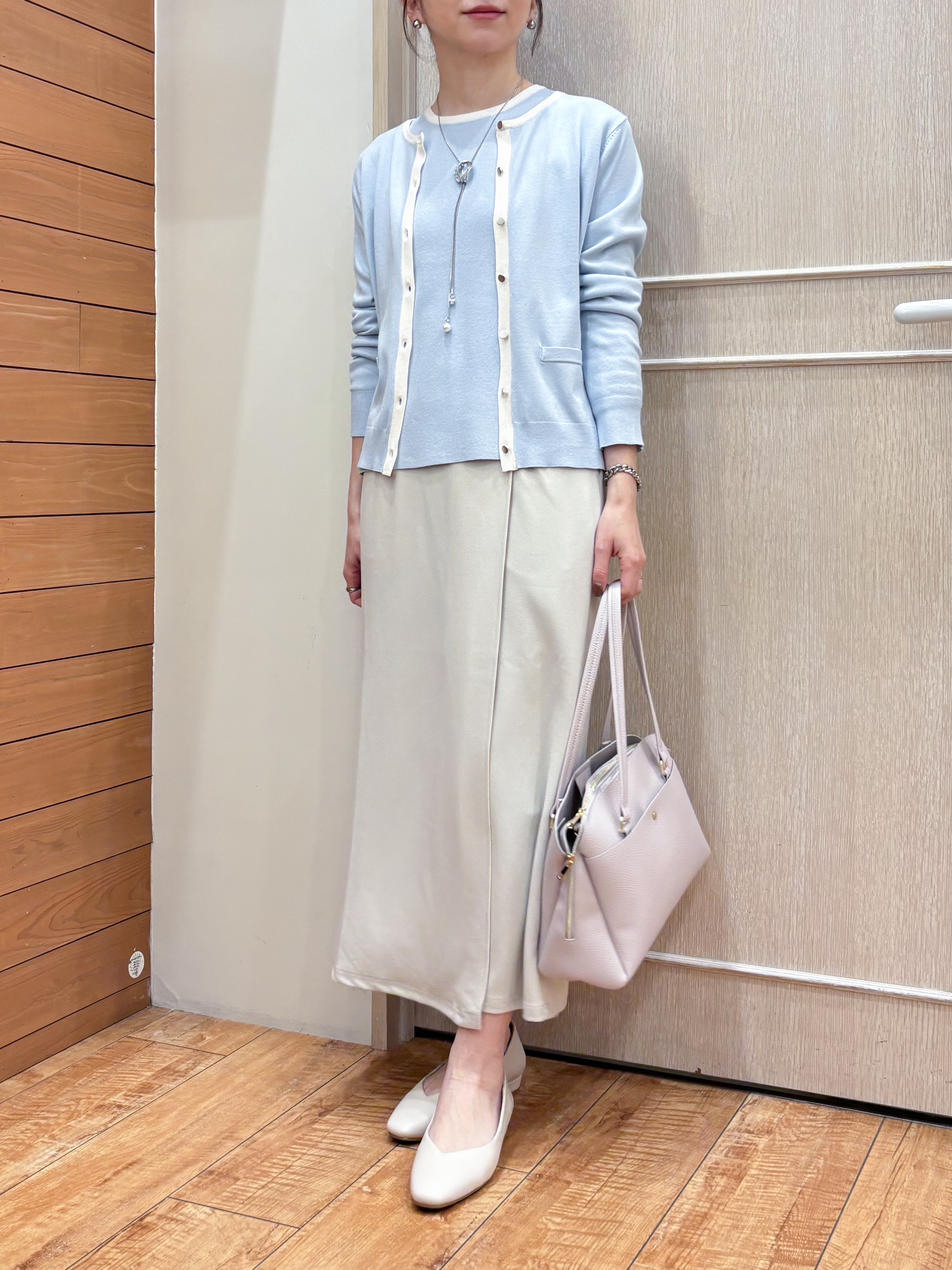なみさんの「SHOO･LA･RUE｜【洗濯機可/S-LL/アンサンブル可】パールボタンが上品　華やぎ配色カーディガン」を使ったコーディネート