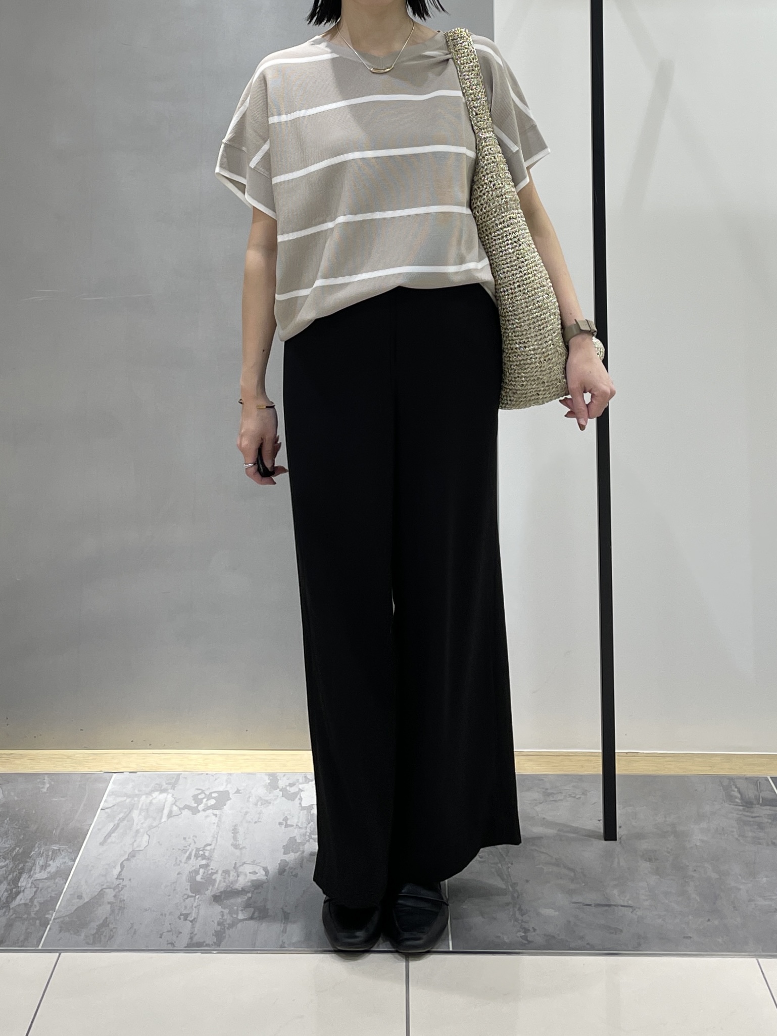 shihoさんの「INDIVI｜【11色展開/体型カバー】前後2WAYフレンチスリーブニット」を使ったコーディネート