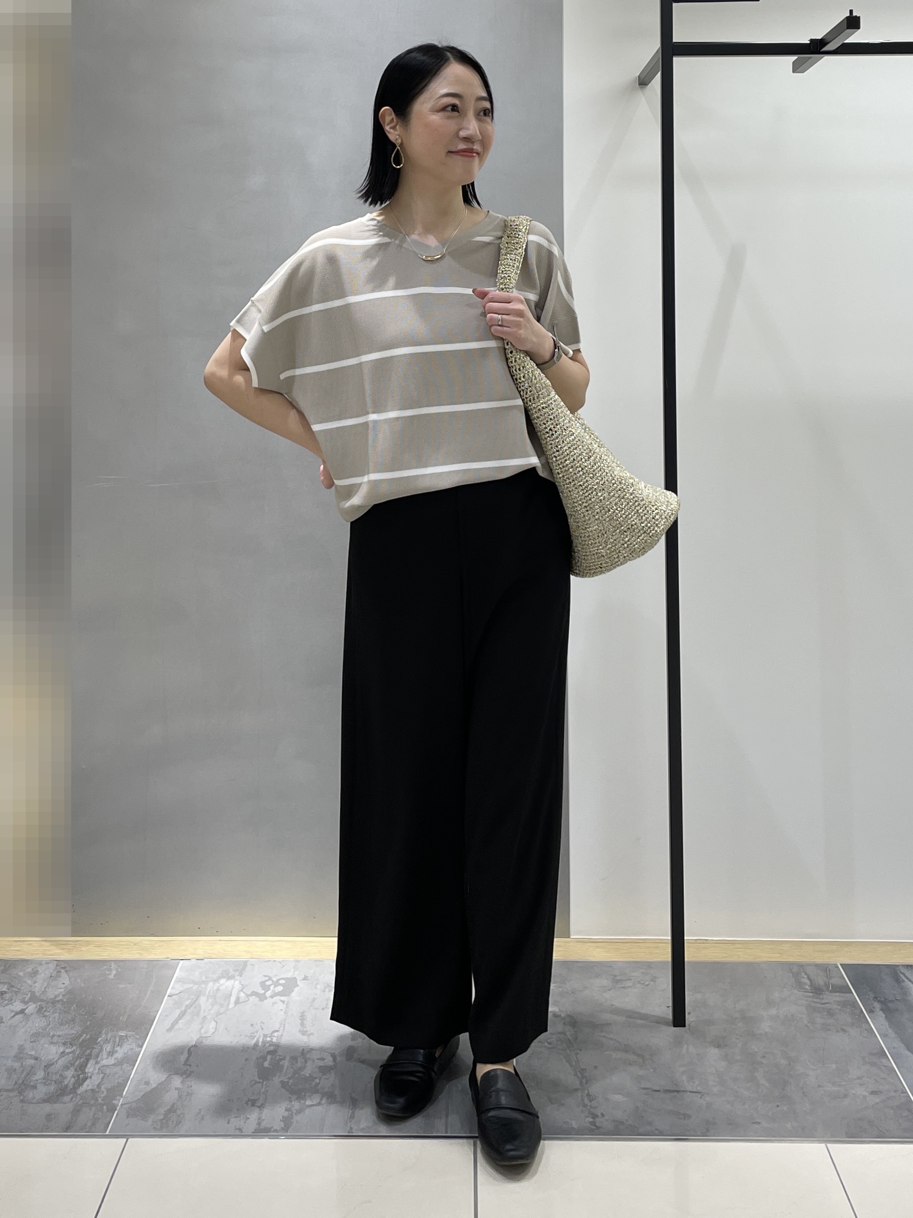 shihoさんの「INDIVI｜【11色展開/体型カバー】前後2WAYフレンチスリーブニット」を使ったコーディネート