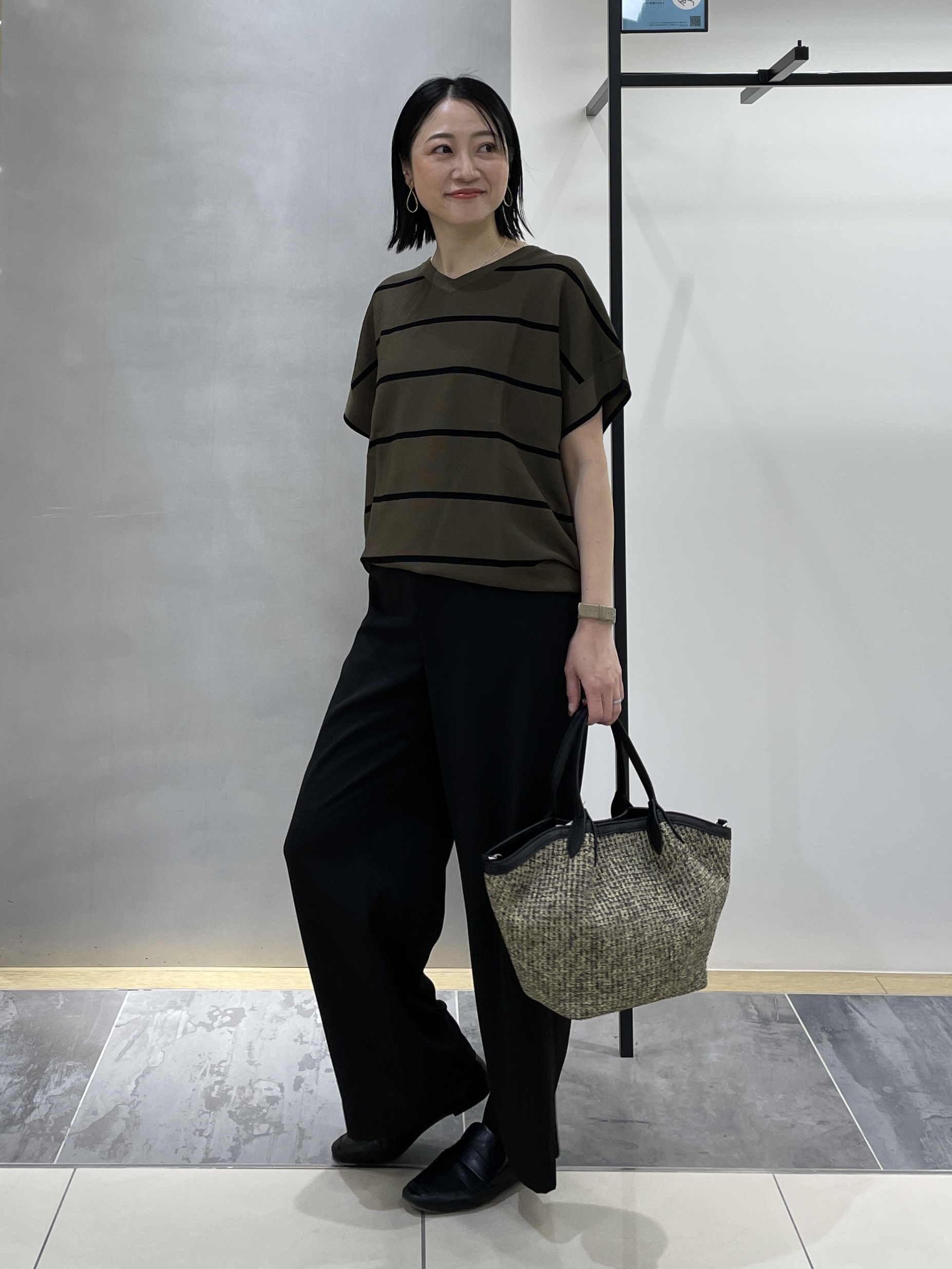 shihoさんの「INDIVI｜【11色展開/体型カバー】前後2WAYフレンチスリーブニット」を使ったコーディネート