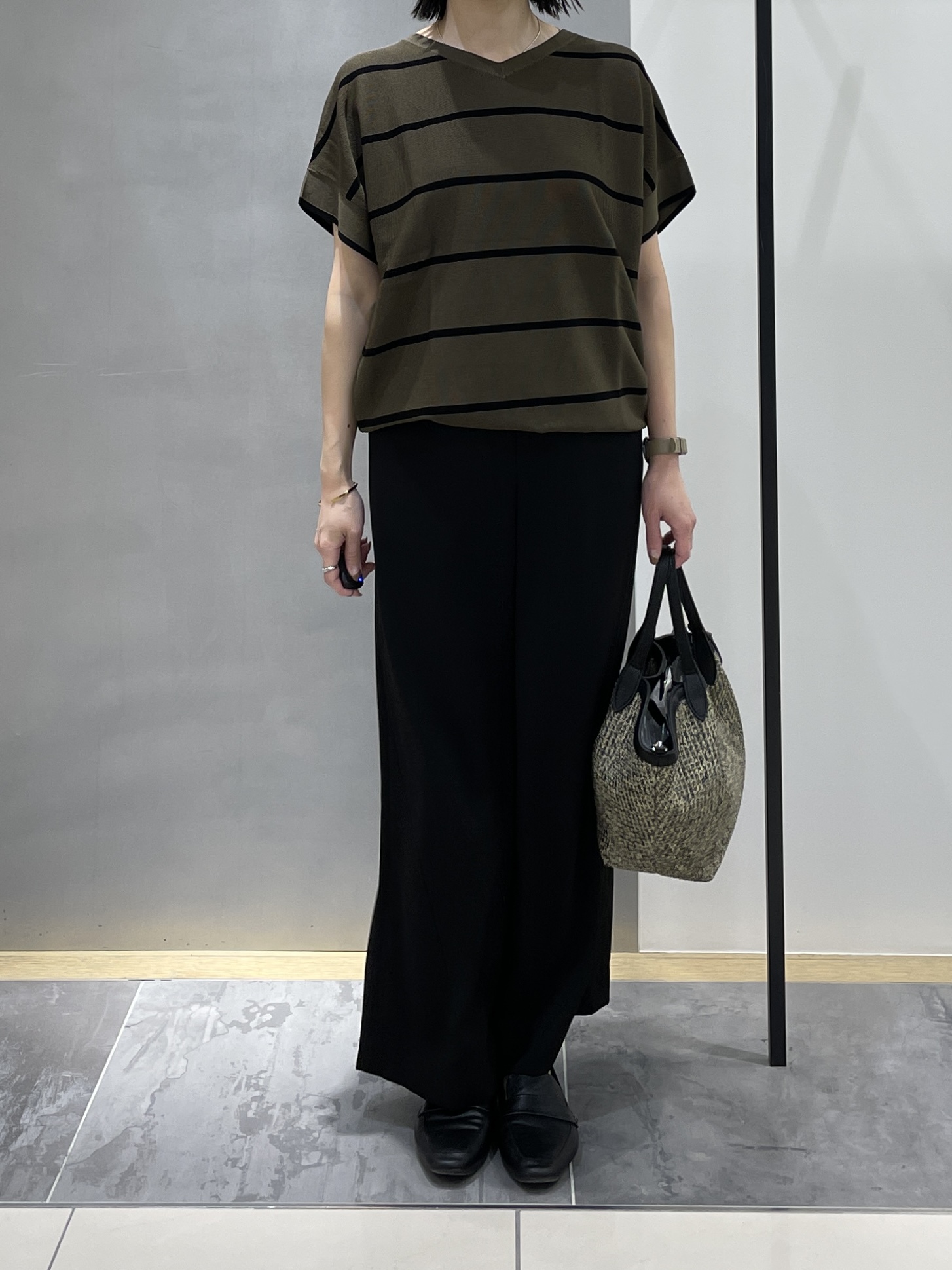 shihoさんの「INDIVI｜【11色展開/体型カバー】前後2WAYフレンチスリーブニット」を使ったコーディネート