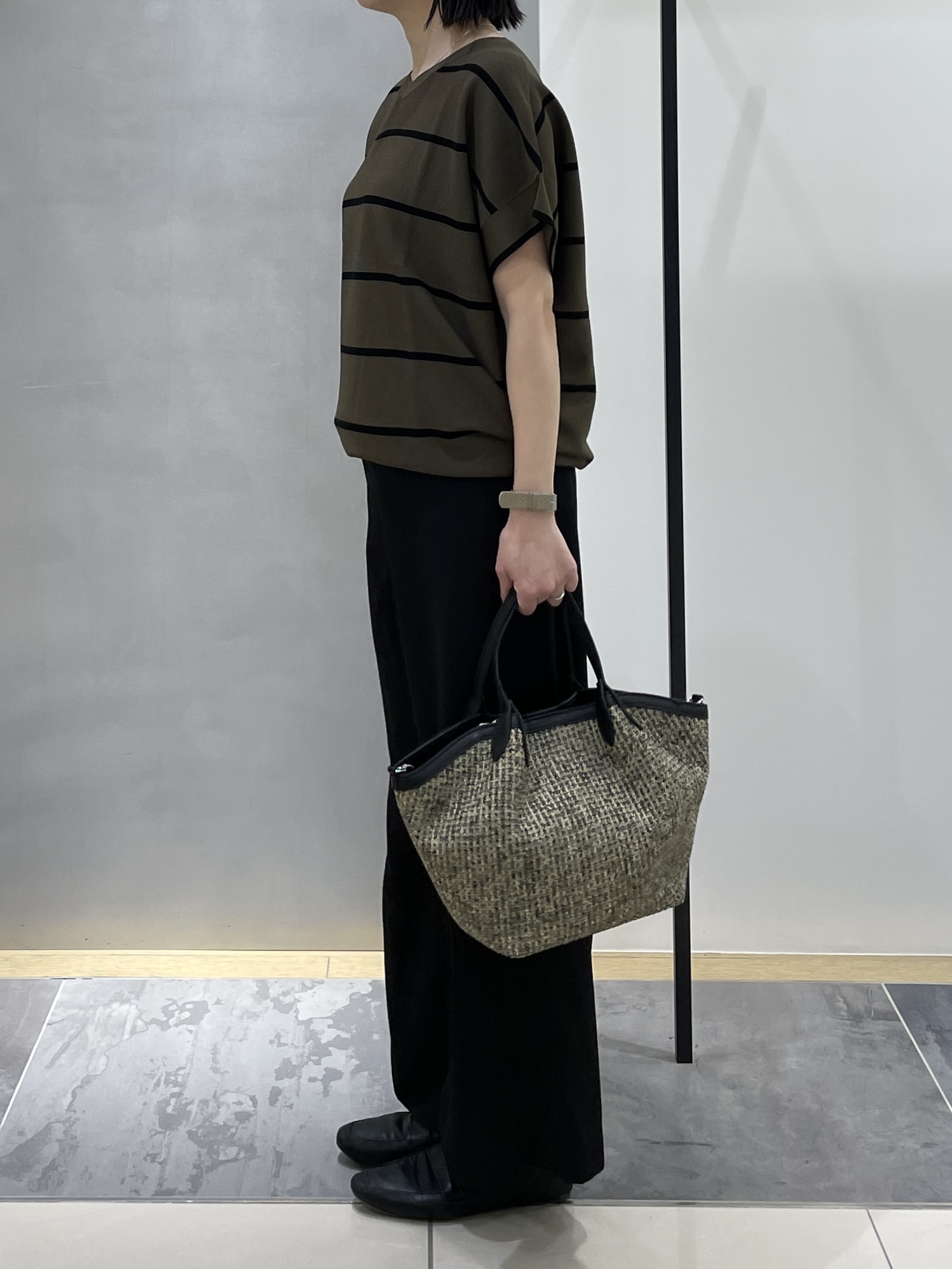shihoさんの「INDIVI｜【11色展開/体型カバー】前後2WAYフレンチスリーブニット」を使ったコーディネート