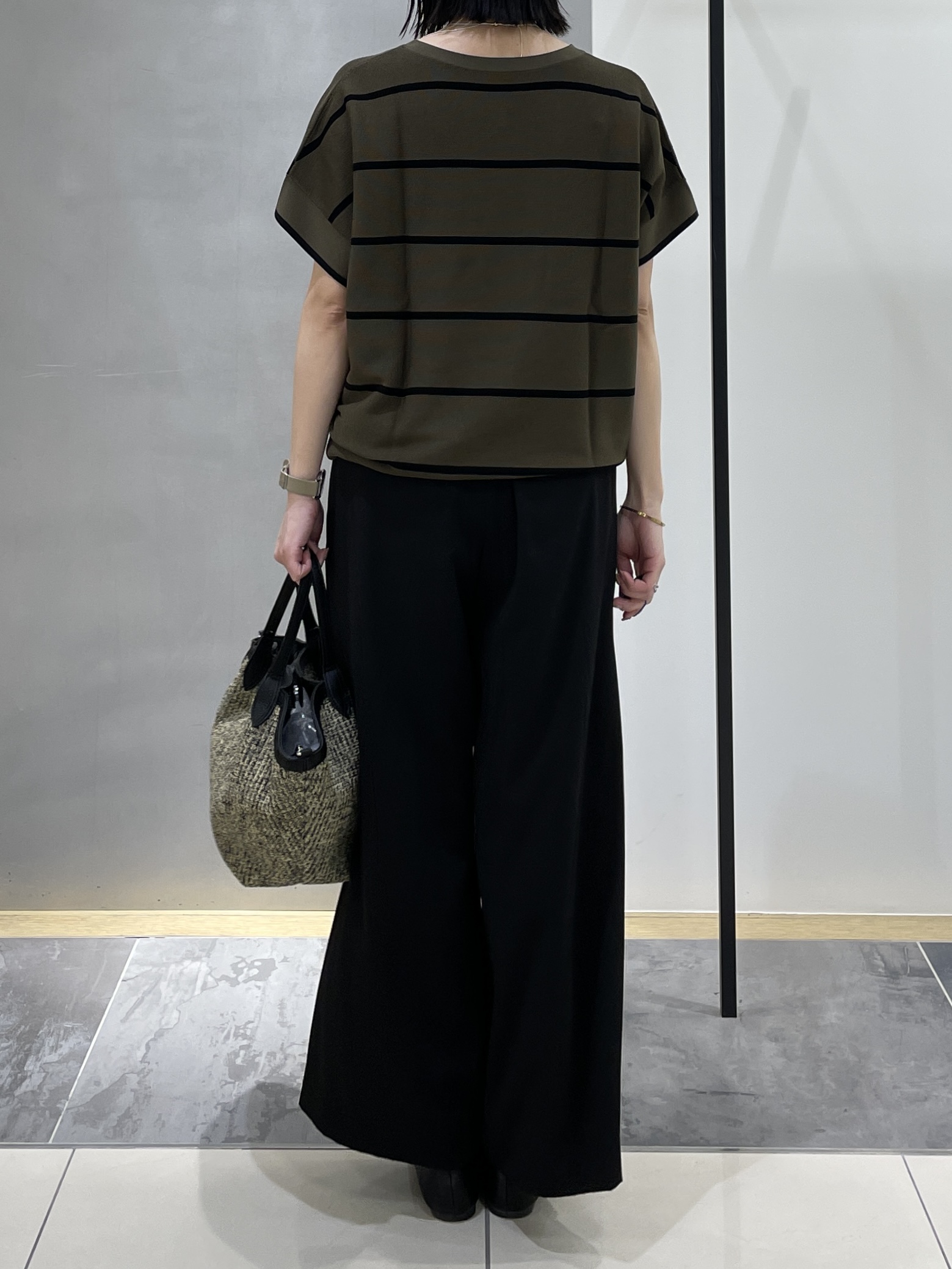shihoさんの「INDIVI｜【11色展開/体型カバー】前後2WAYフレンチスリーブニット」を使ったコーディネート
