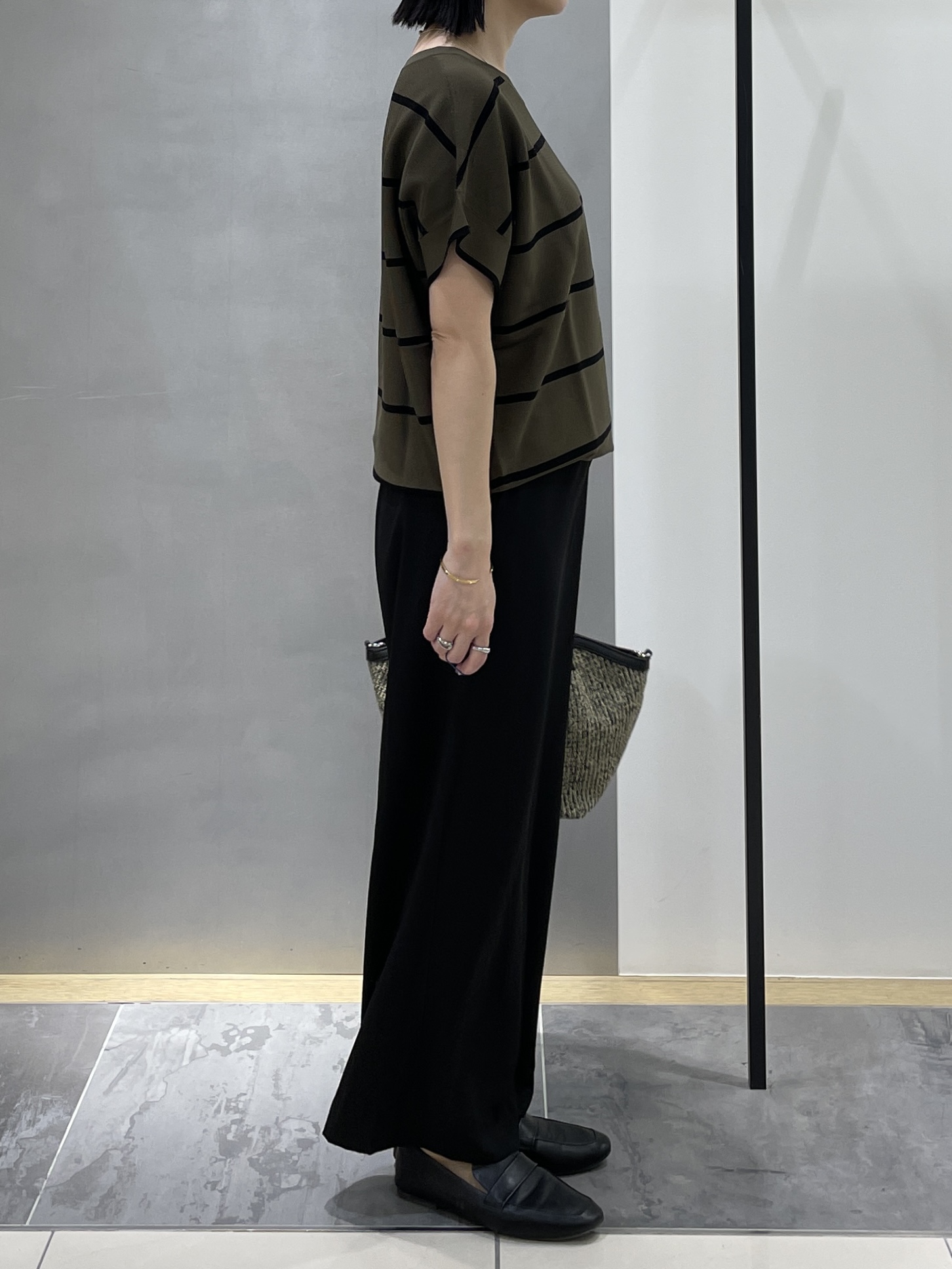 shihoさんの「INDIVI｜【11色展開/体型カバー】前後2WAYフレンチスリーブニット」を使ったコーディネート