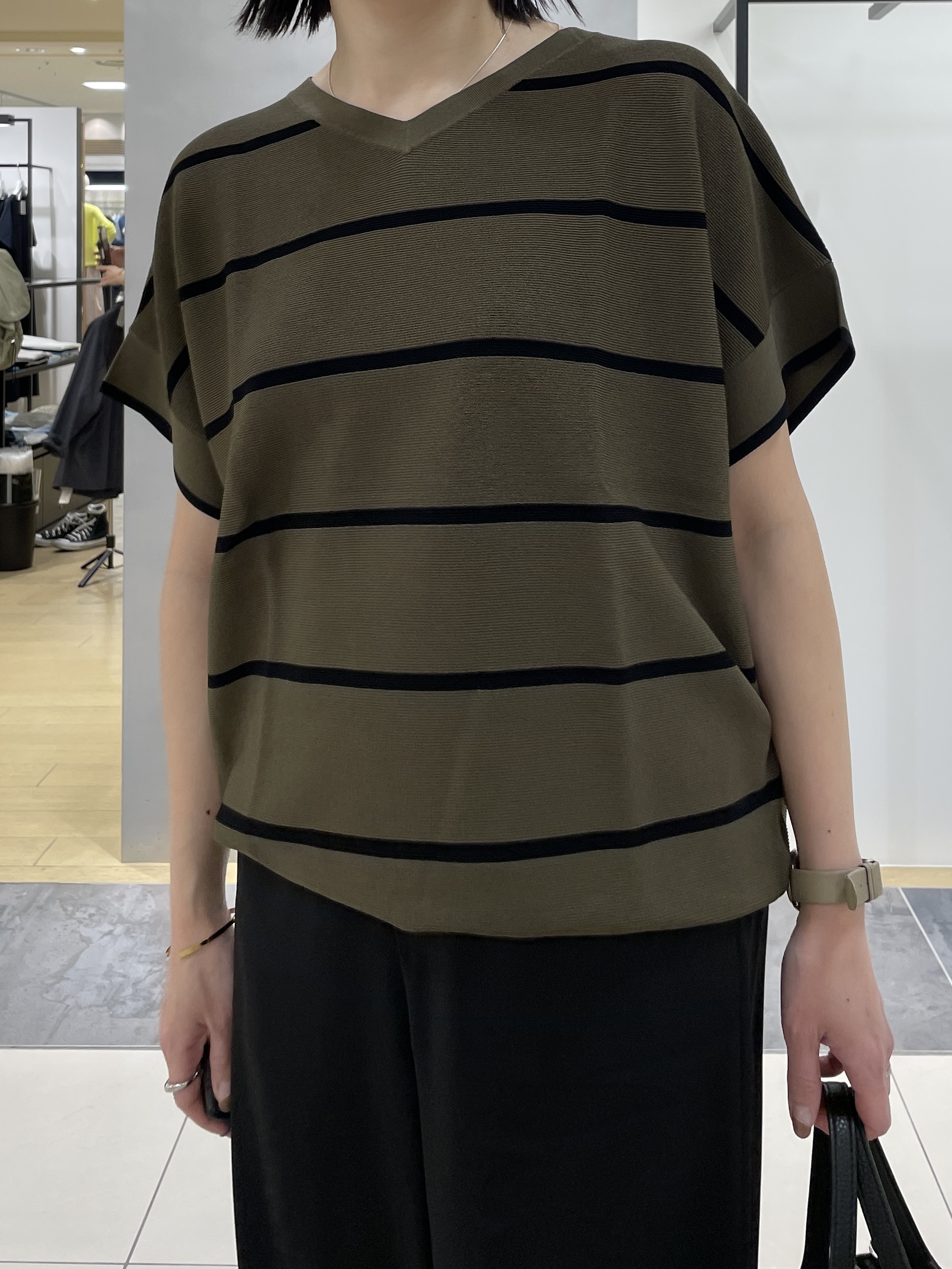 shihoさんの「INDIVI｜【11色展開/体型カバー】前後2WAYフレンチスリーブニット」を使ったコーディネート