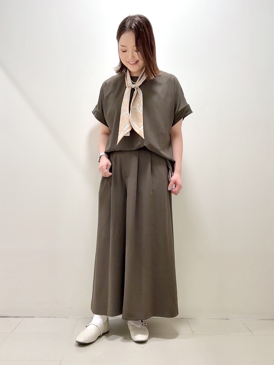 YUIさんの「UNTITLED｜【前後2WAY/はっ水/セットアップ可】リラクシーフレンチスリーブブラウス」を使ったコーディネート