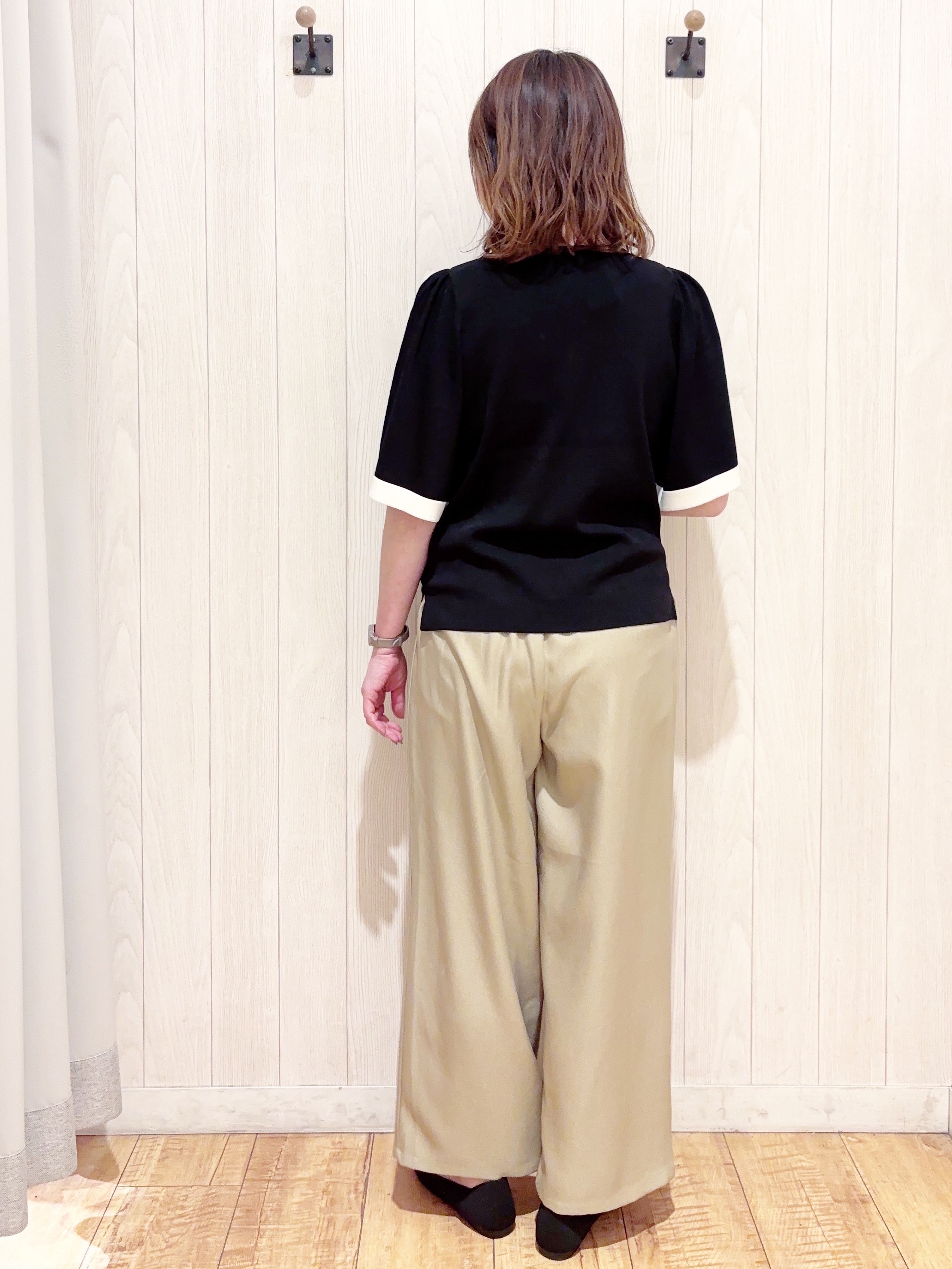 あいこさんの「SHOO･LA･RUE｜【毎日洗える/ひんやり/UV/S-LL】二の腕かくせる フレアスリーブひらり5分袖ニット」を使ったコーディネート