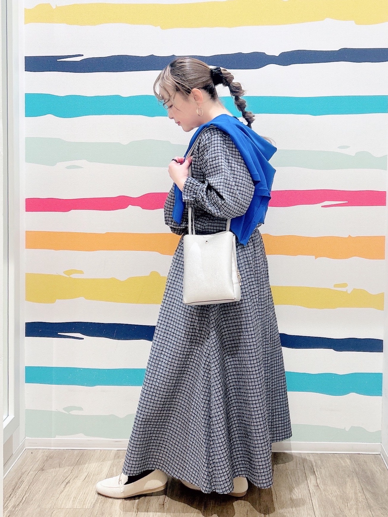 Peeさんの「SHOO･LA･RUE｜【洗濯機可/ひんやり/UV】さらっとしたタッチが心地よい ショート丈 Vネックカーディガン」を使ったコーディネート