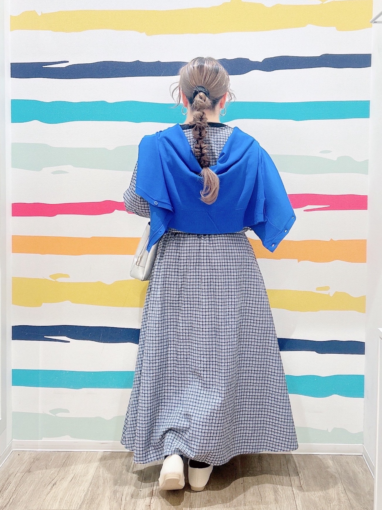 Peeさんの「SHOO･LA･RUE｜【洗濯機可/ひんやり/UV】さらっとしたタッチが心地よい ショート丈 Vネックカーディガン」を使ったコーディネート